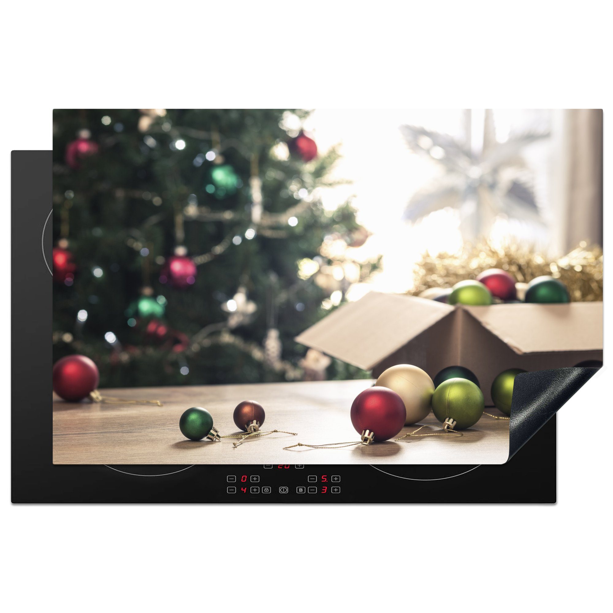 MuchoWow Herdblende-/Abdeckplatte Der Weihnachtsschmuck mit einem Weihnachtsbaum im Hintergrund, Vinyl, (1 tlg), 81x52 cm, Induktionskochfeld Schutz für die küche, Ceranfeldabdeckung