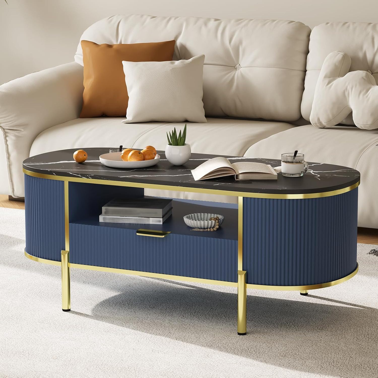 GarveeMore Couchtisch Moderner Luxus-Beistelltisch mit geschwungenem Design 122x56x48cm, geriffeltem Korpus,Tischplatte in Marmoroptik goldenen Metalldetails