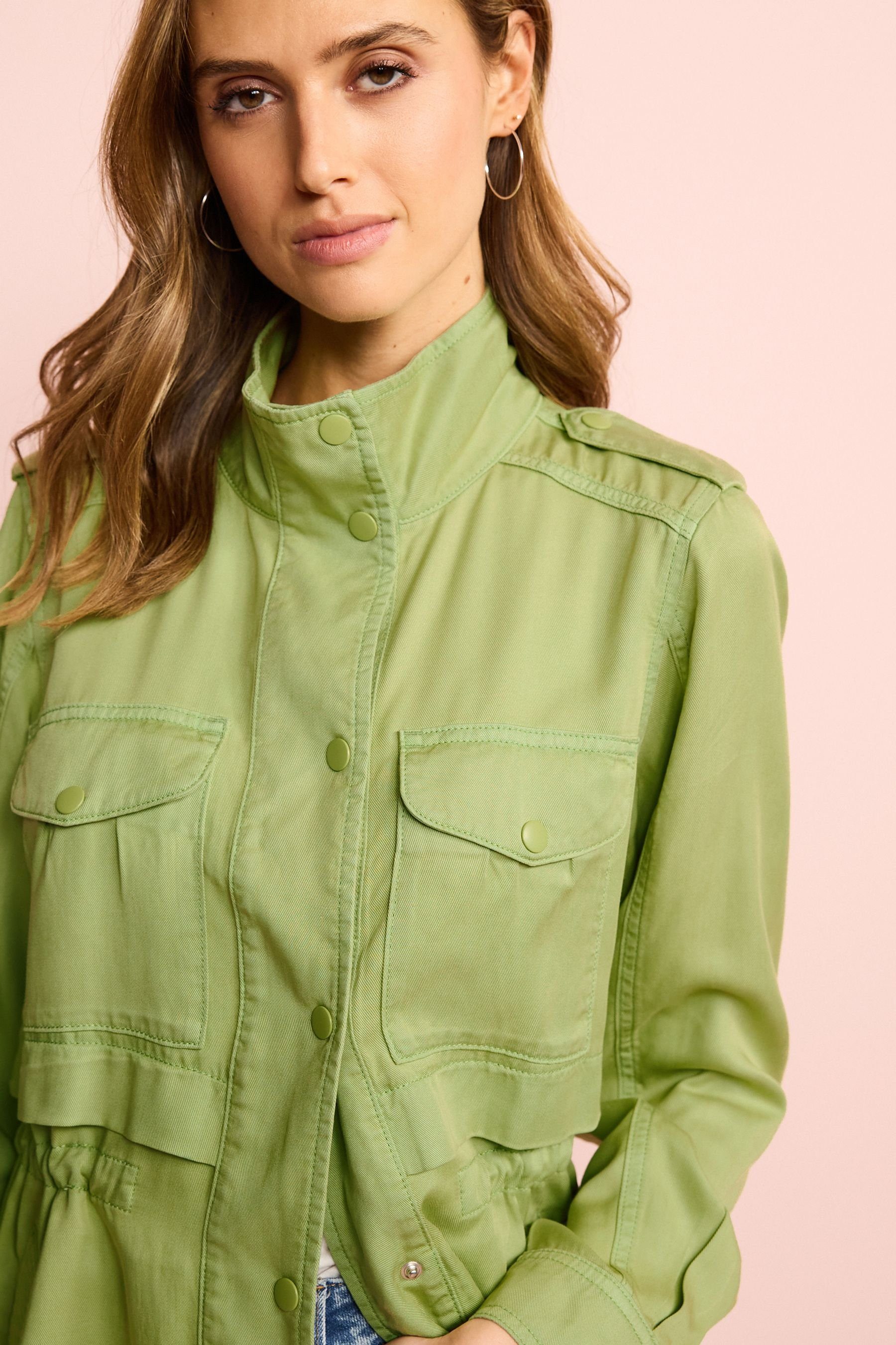 Khaki Fit Soft aufgesetzten Sommerjacke mit (1-St) Utility-Jacke Green Relaxed Next Taschen