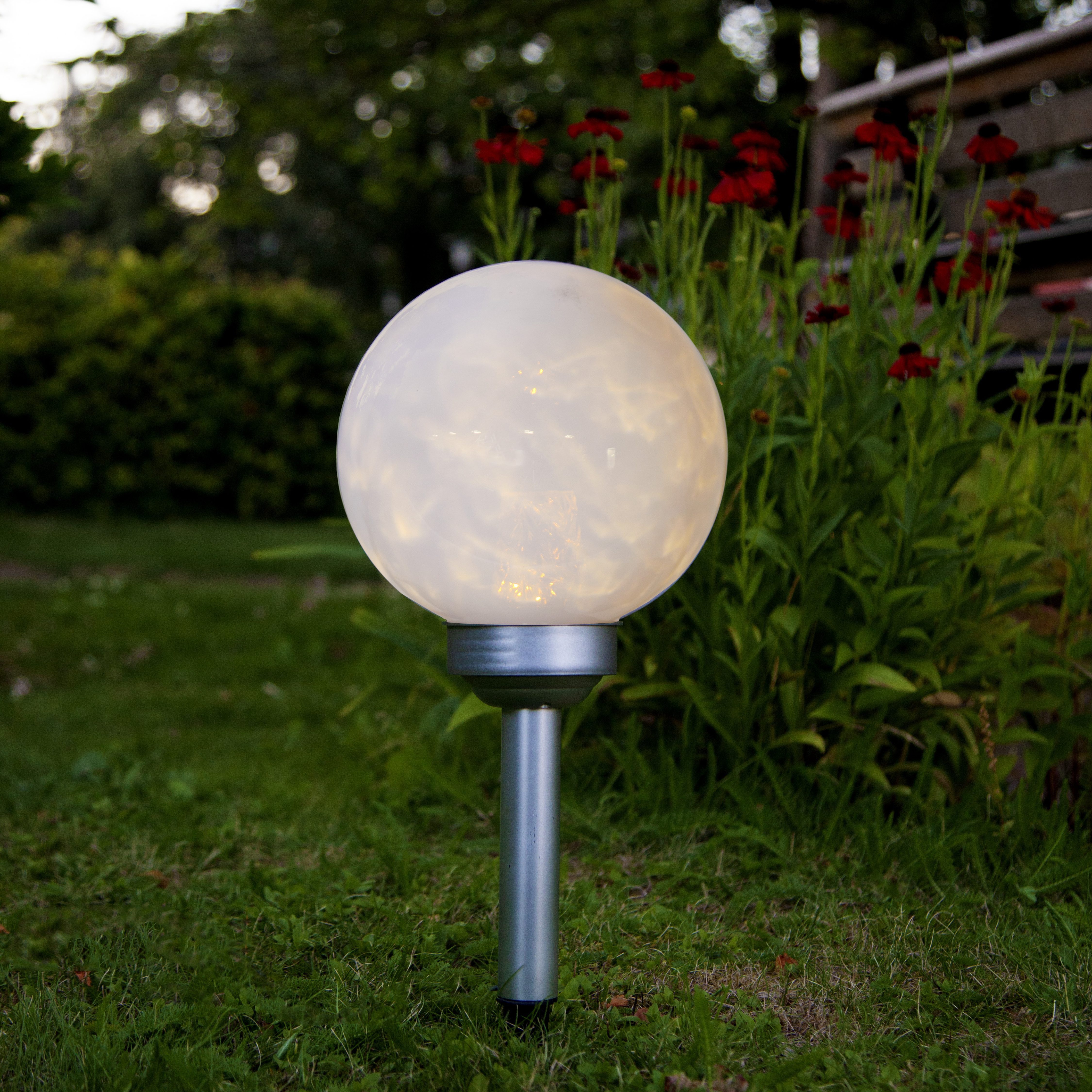 STAR TRADING LED Solarleuchte Solar Dekoration Luna, Tageslichtsensor, LED fest integriert, Warmweiß, 2 Lichtmodi, opalweiße Kugelleuchte, Dämmerungssensor