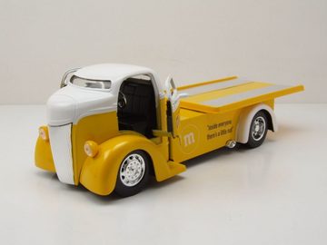 JADA Modellauto Ford COE Flatbed 1947 gelb M&Ms mit Figur Modellauto 1:24 Jada Toys, Maßstab 1:24