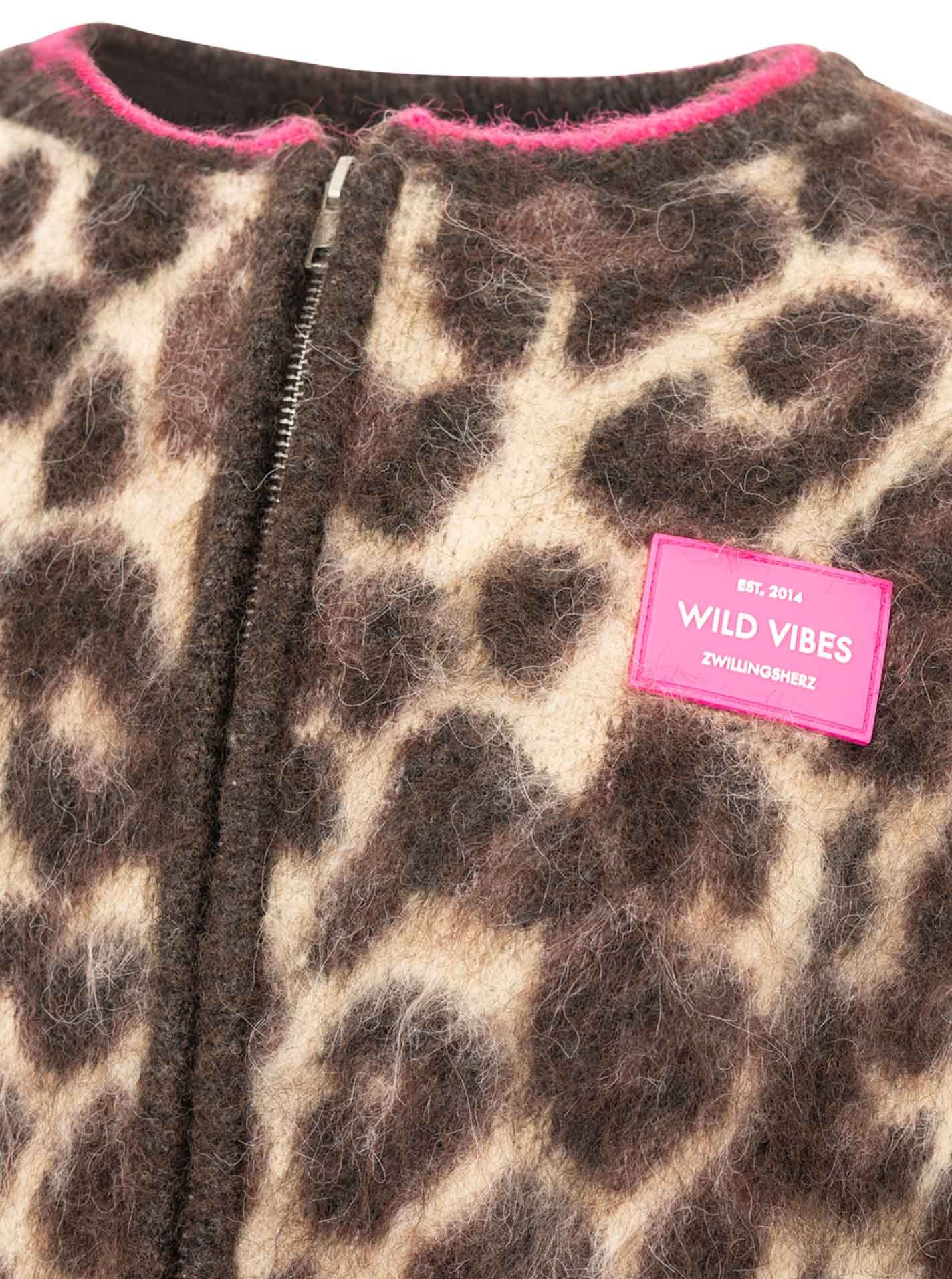 Zwillingsherz Strickjacke "Fluffy Leo" Reißverschluss, Eingriffstaschen, Logopatch, farbige Kanten – Bild 5 von 5