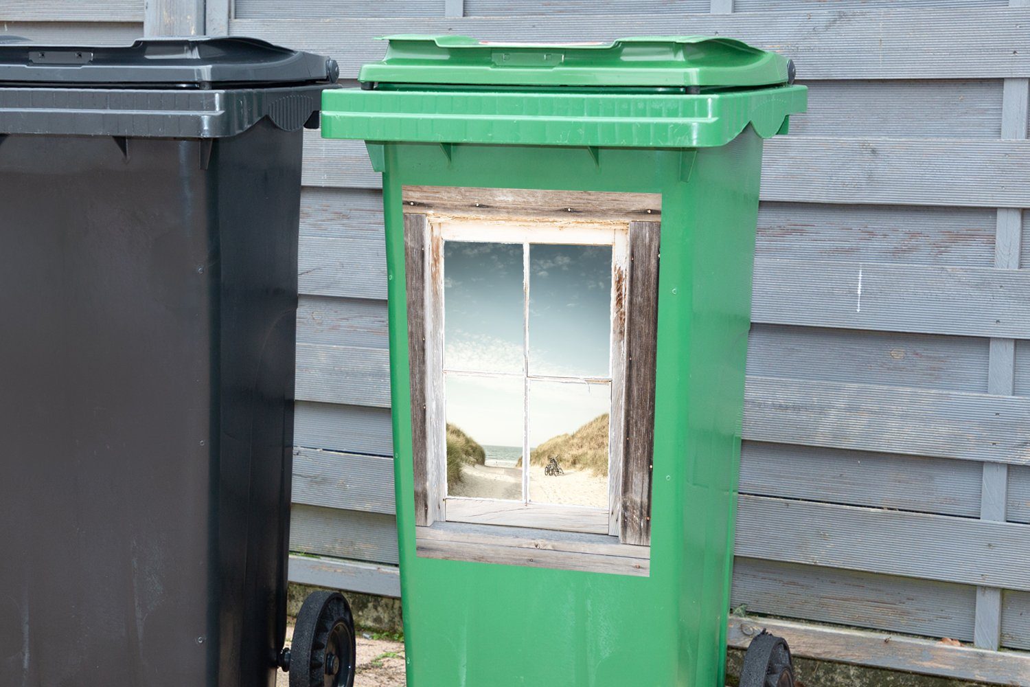 MuchoWow Wandsticker Aussicht Container, St), - Mülltonne, - Mülleimer-aufkleber, Abfalbehälter Fahrrad (1 Sticker, Strand