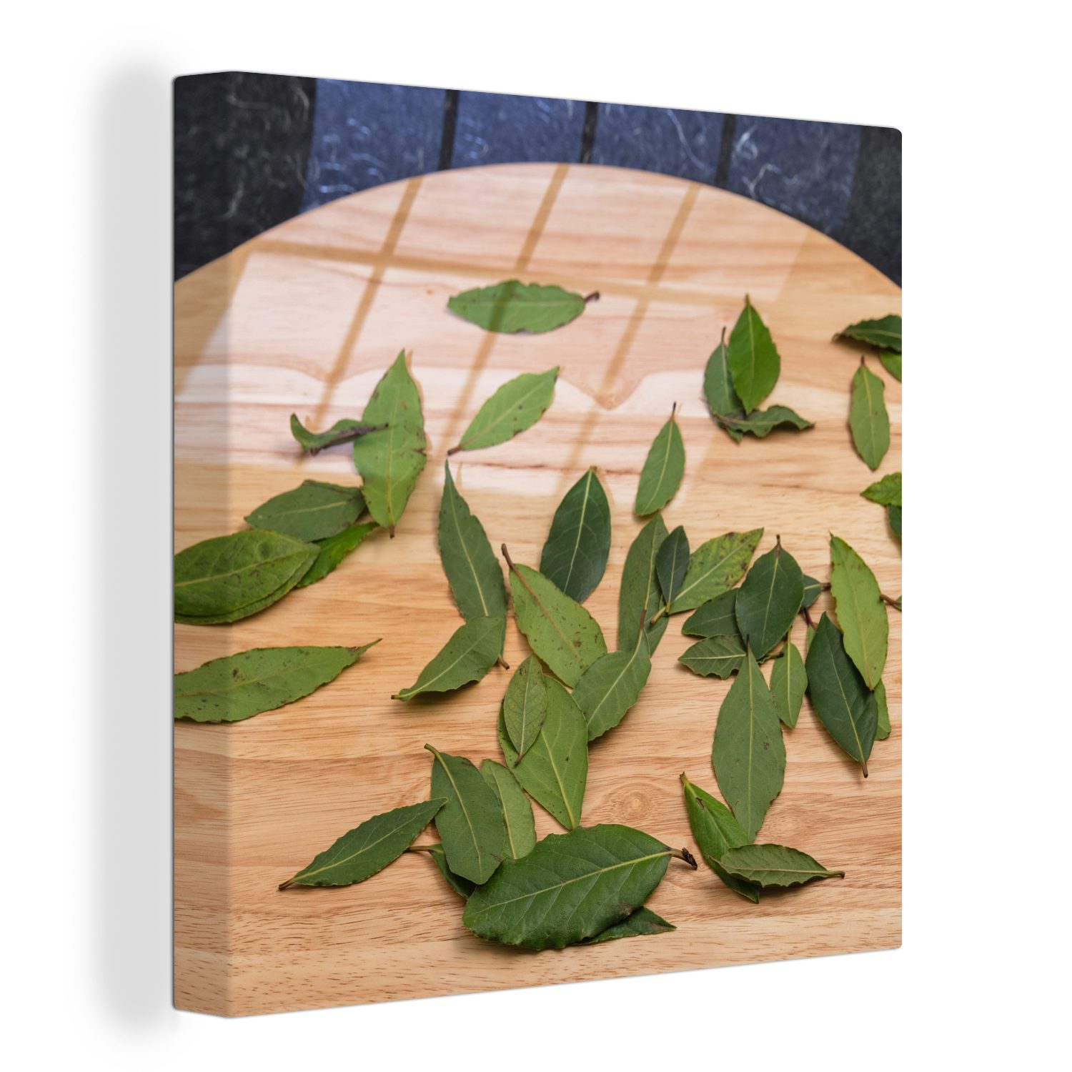 OneMillionCanvasses® Leinwandbild Grüne Lorbeerblätter auf einem schönen Holzteller, (1 St), Leinwand Bilder für Wohnzimmer Schlafzimmer