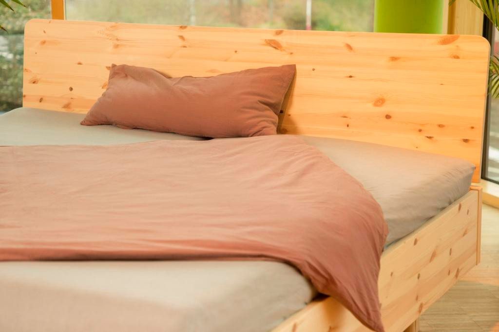 geborgenschlafen Holzbett Schwebebett Zirbe FREYA – Massivholzbett metallarm & handgefertigt, Massivholz aus Zirbe - Metallarm - Nachhaltig & handgefertigt