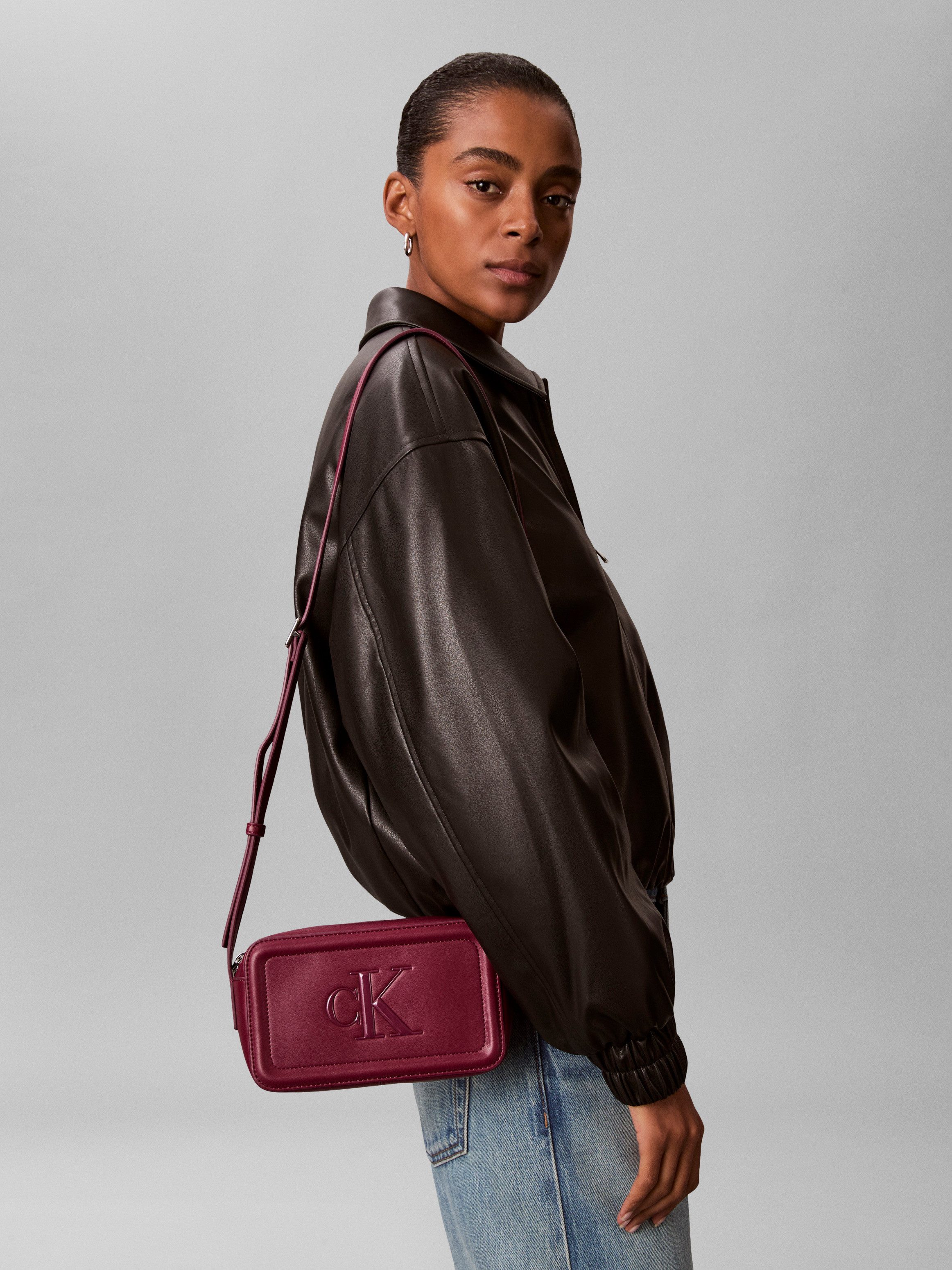 Calvin Klein Mini Bag BOLD CK CAMERA BAG, kleine Damen-Umhängetasche, Schul günstig online kaufen