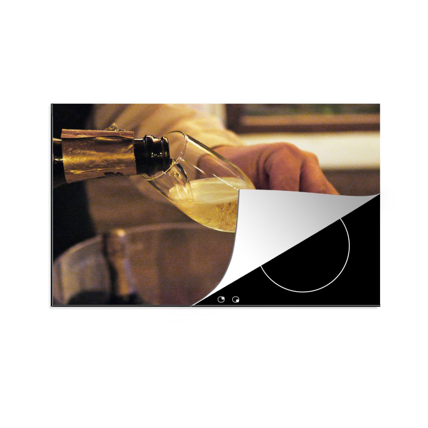 MuchoWow Herdblende-/Abdeckplatte Ein Kellner füllt ein Glas mit Champagner, Vinyl, (1 tlg), 81x52 cm, Induktionskochfeld Schutz für die küche, Ceranfeldabdeckung