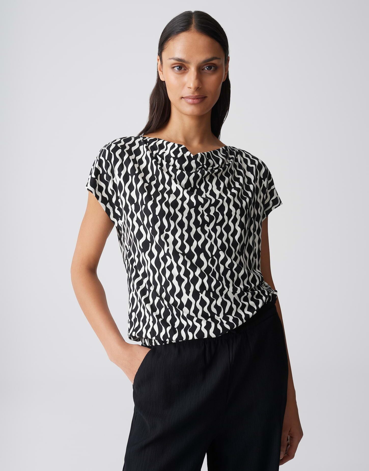 OPUS Print-Shirt SAPAYA MOTION mit All-Over-Print Wasserfallkragen ergänzt die weiche Drapierung