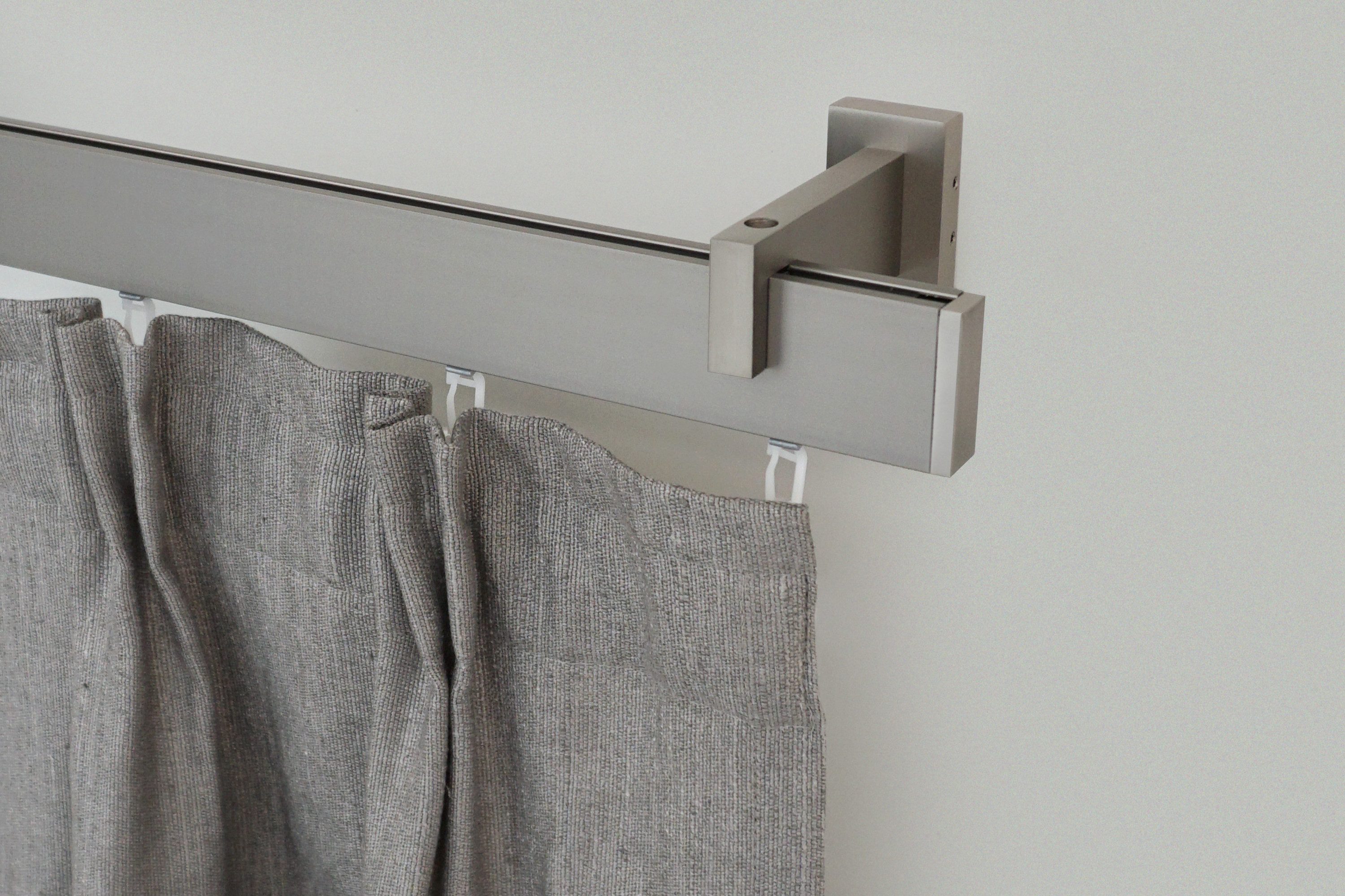 GARESA Innenlaufschiene FLAT, 1-läufig, Wunschmaßlänge, verschraubt, Aluminium, Rechteckprofil, Wandmontage, perfekter Lauf, modern, verlängerbar