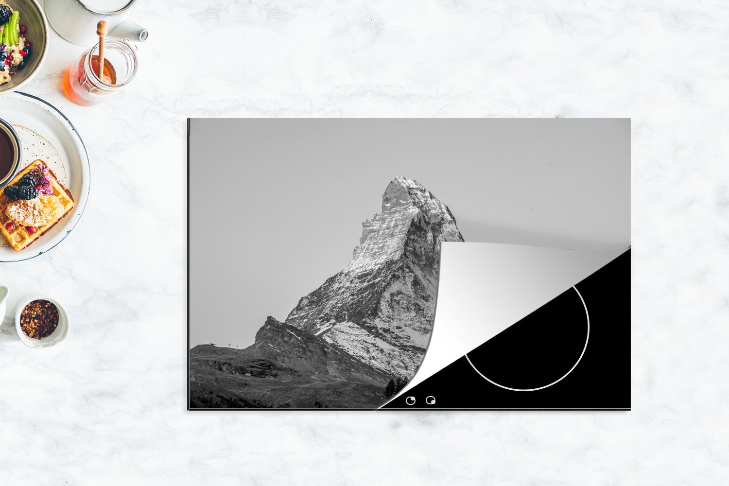 schwarz 81x52 weiß, die Matterhorn in für Schutz Vinyl, und Herdblende-/Abdeckplatte - tlg), Das Sonnenaufgang Ceranfeldabdeckung cm, Schweiz (1 MuchoWow der bei küche, Induktionskochfeld