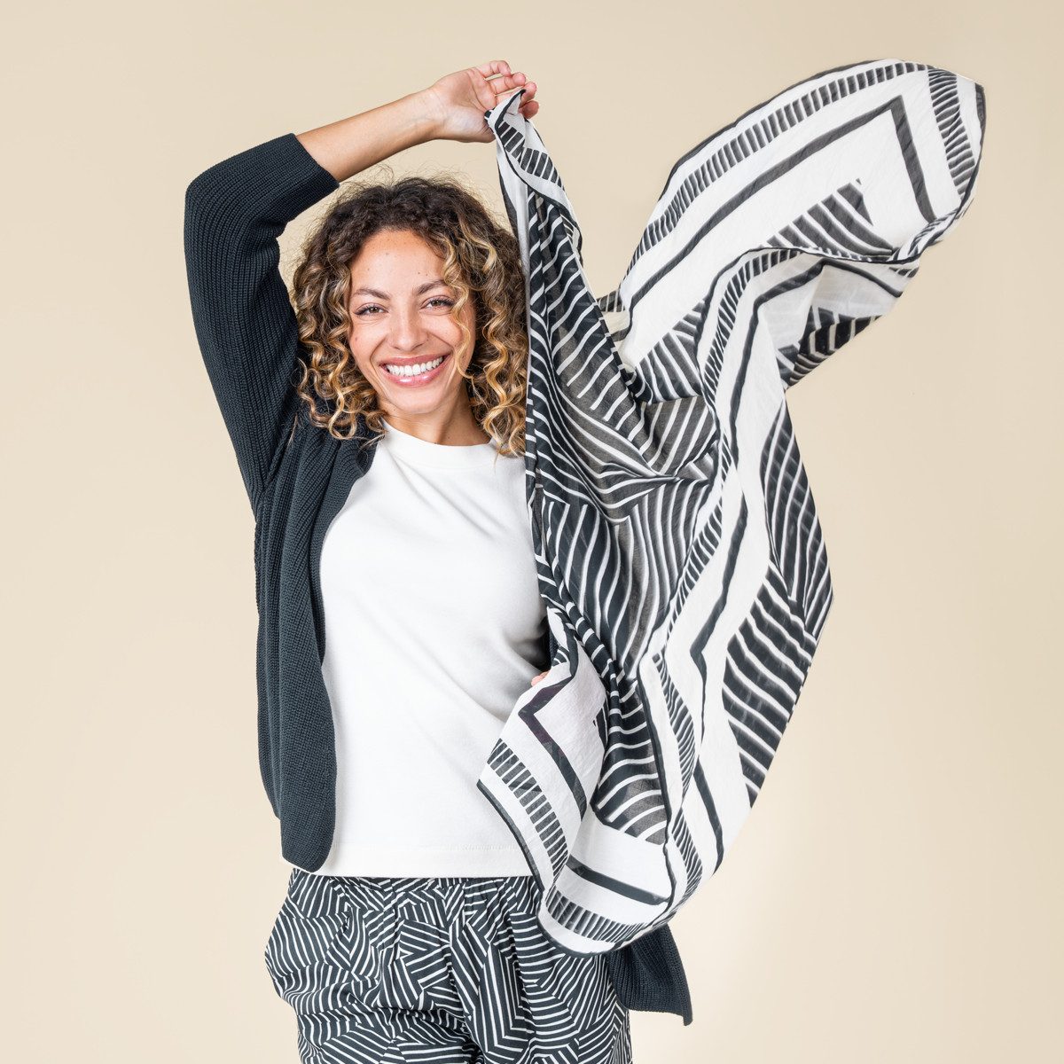 LIVING CRAFTS Modeschal RAYEN, GOTS zertifiziert. € 19,99