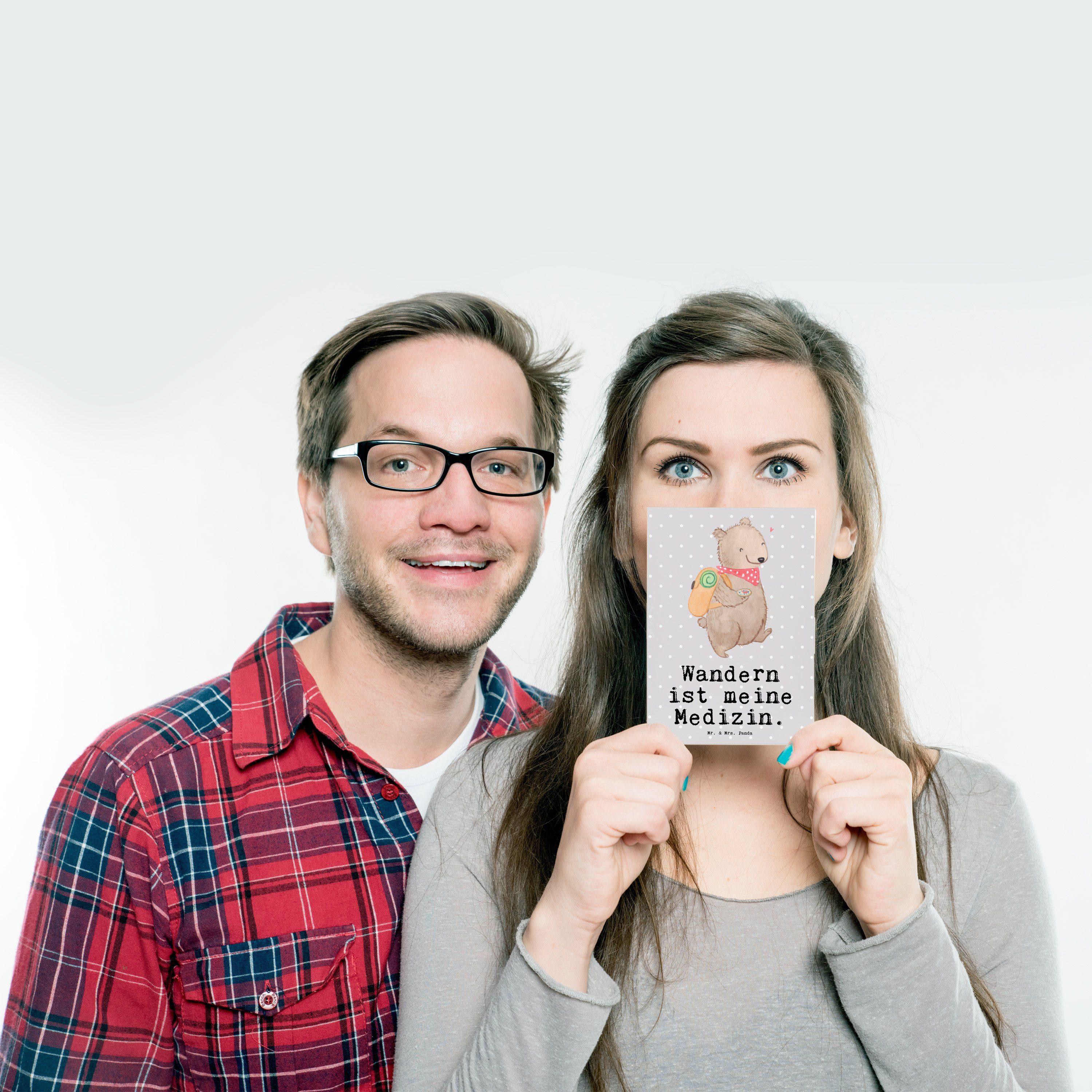Mr. & Mrs. Panda Postkarte Bär Wandern Medizin - Grau Pastell - Geschenk, Bergsteigen, Einladung