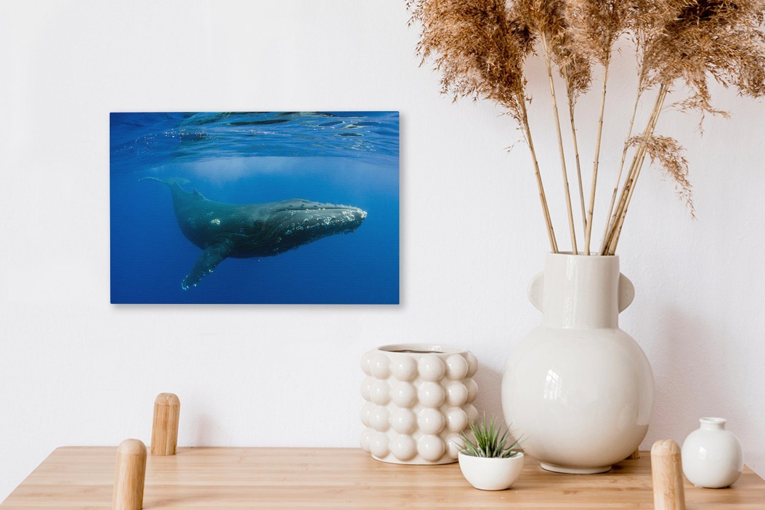 Buckelwal schwimmt klaren Wanddeko, (1 30x20 Ein im Leinwandbilder, OneMillionCanvasses® Wandbild Aufhängefertig, St), Leinwandbild Meer, cm blauen