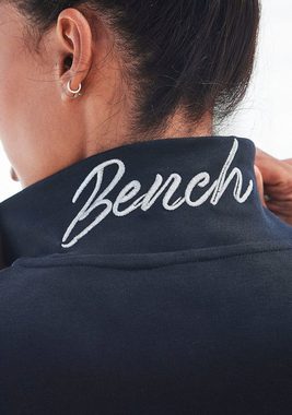 Bench. Loungewear Sweatjacke mit glänzender Logostickerei am Stehkragen, Loungeanzug