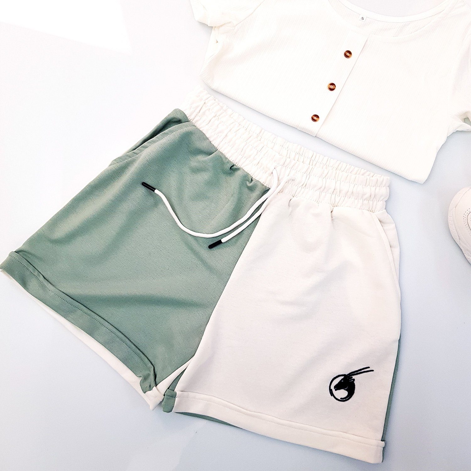 Bongual Sweatshorts zweifarbig mit lavendel Logo-Stickerei