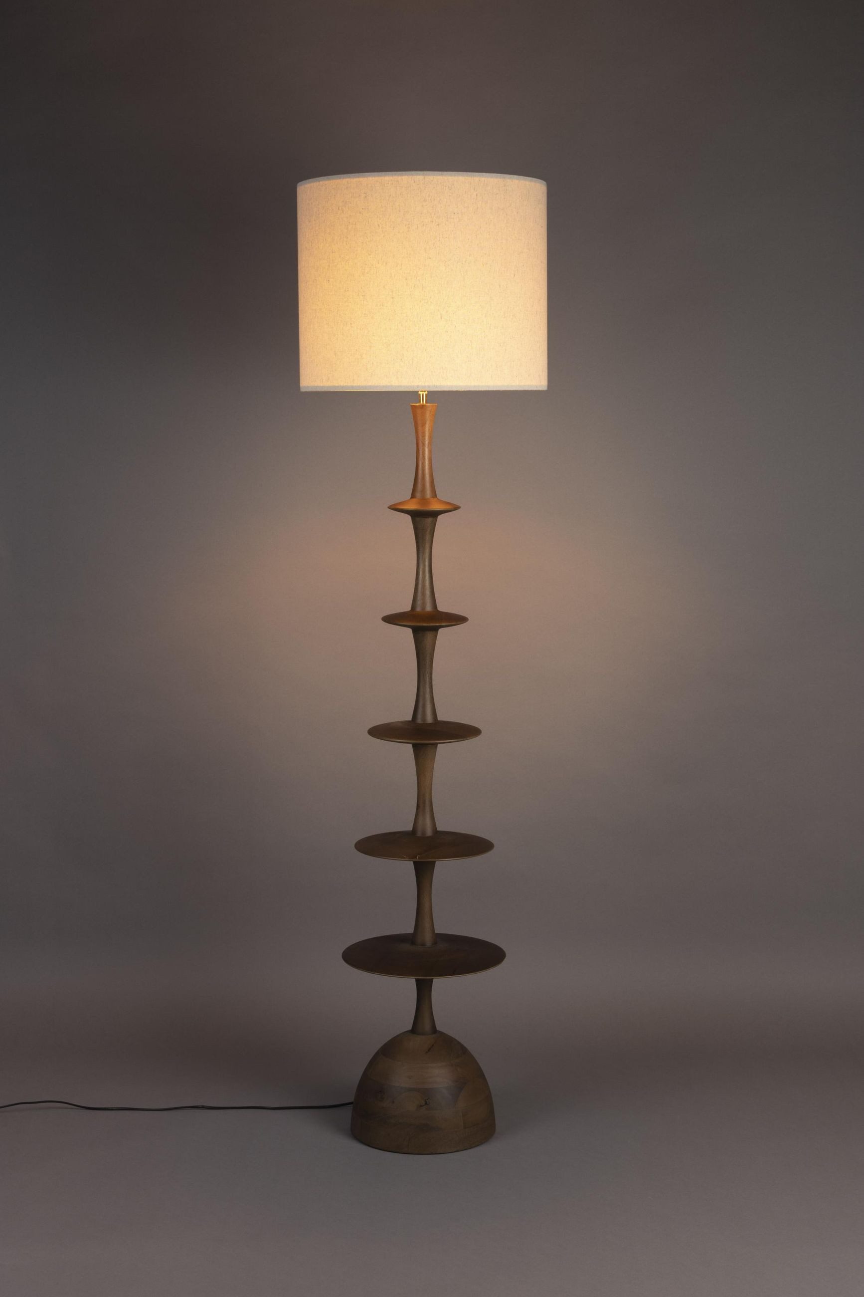 Dutchbone Stehlampe Stehlampe Cath Walnut Mid-Century Design aus Mangoholz, ohne Leuchtmittel