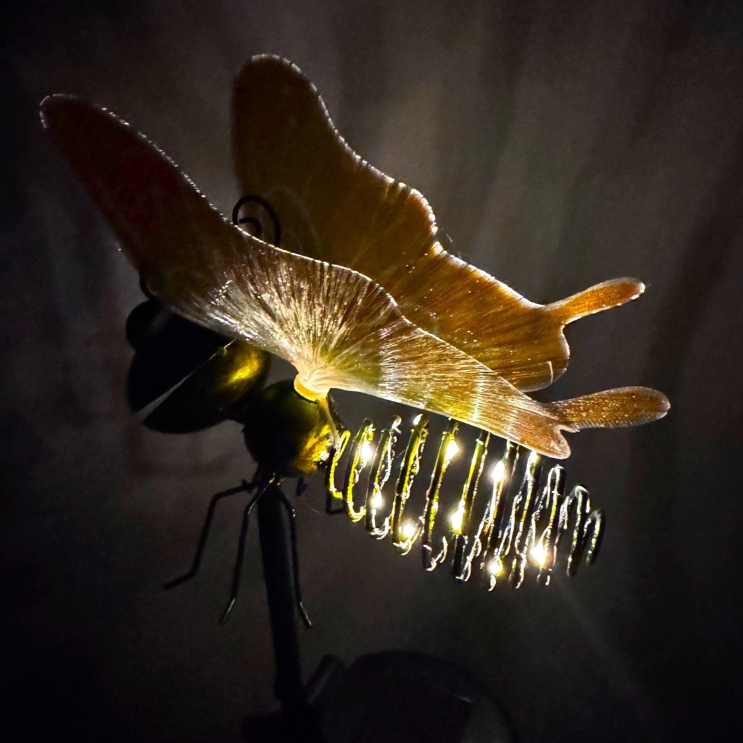 Online-Fuchs Gartenstecker - LED-Solarleuchte Schmetterling mit Lichterkette für außen (12 warmweiße LEDs, Deko Gartenfiguren) aus Metall gefertigt - ca. 93 cm groß - Gartendeko