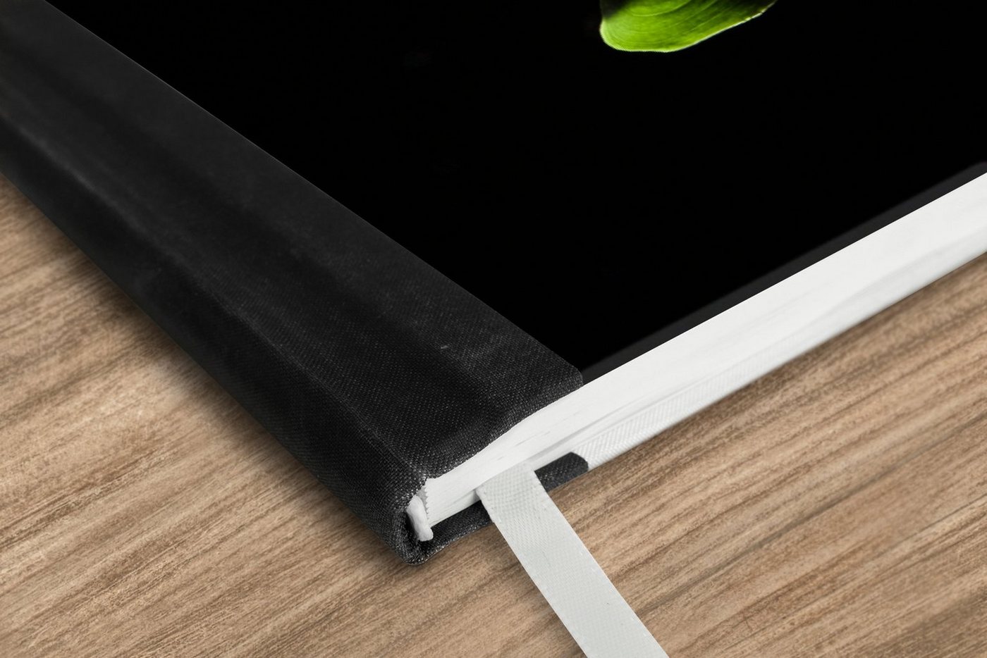 Thumbnail - MuchoWow Notizbuch Ein grünes Blatt auf schwarzem Hintergrund, Notebook, Notizblock a5, Tagebuch, Journal Liniert