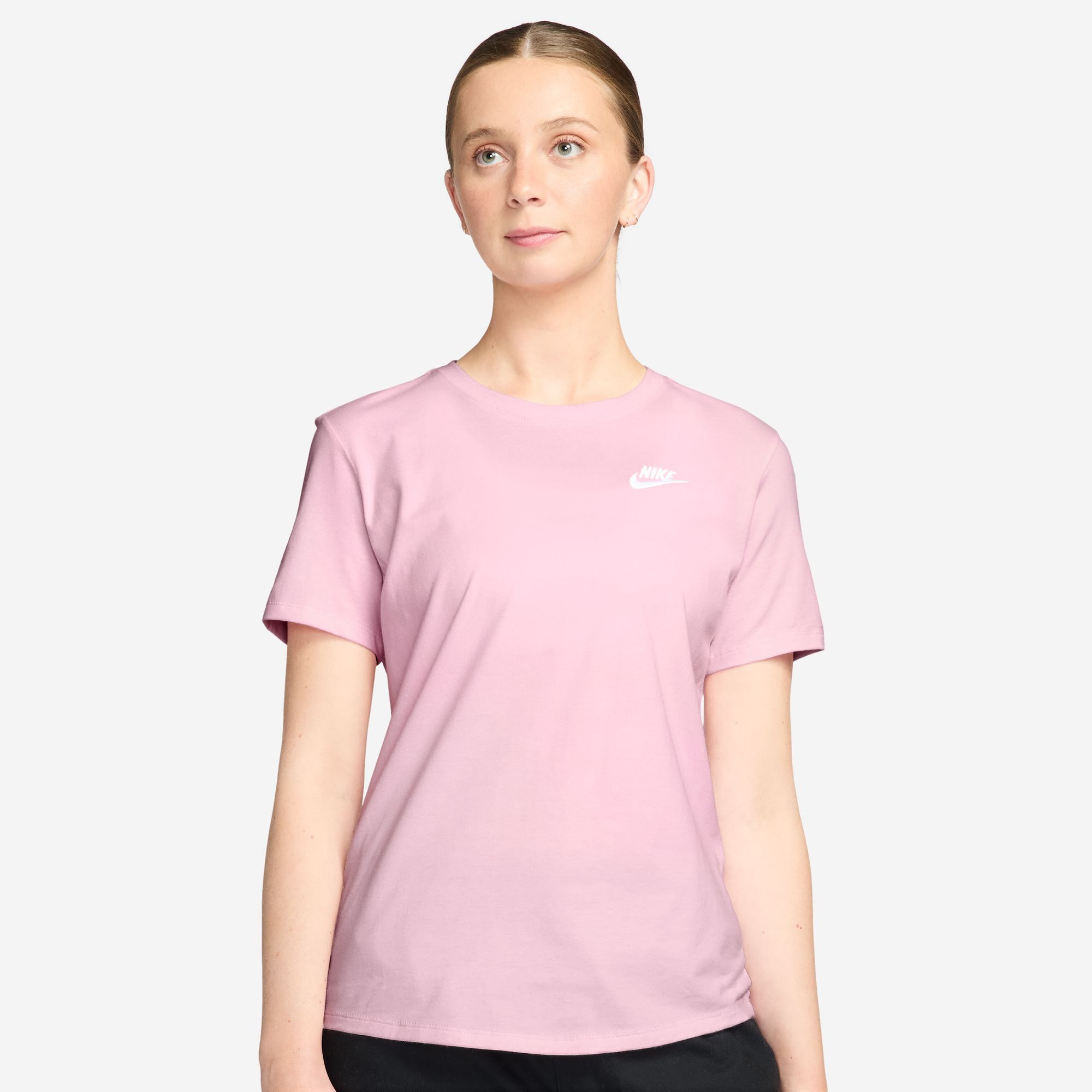 Nike Sportswear T-Shirt W NSW CLUB SS TEE mit leicht abgerundetem Saum, aus Baumwolle in Jersey-Qualität