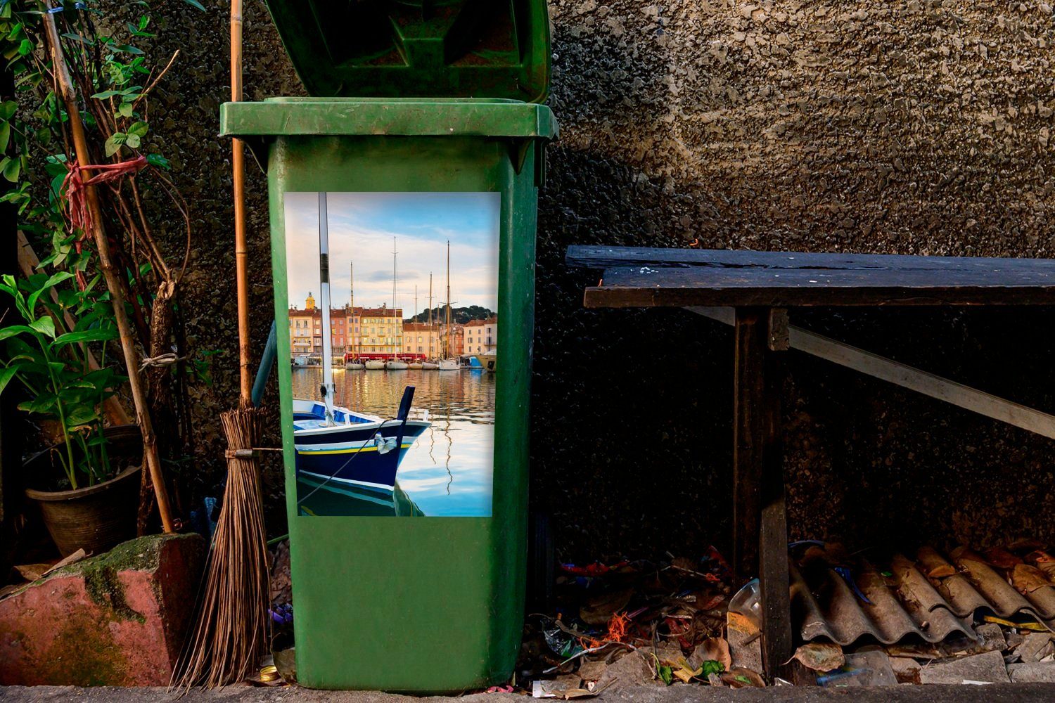 Saint von Wandsticker MuchoWow Mülleimer-aufkleber, Sticker, Abfalbehälter in Mülltonne, Tropez Hafen den St), (1 Frankreich Blick Container, auf