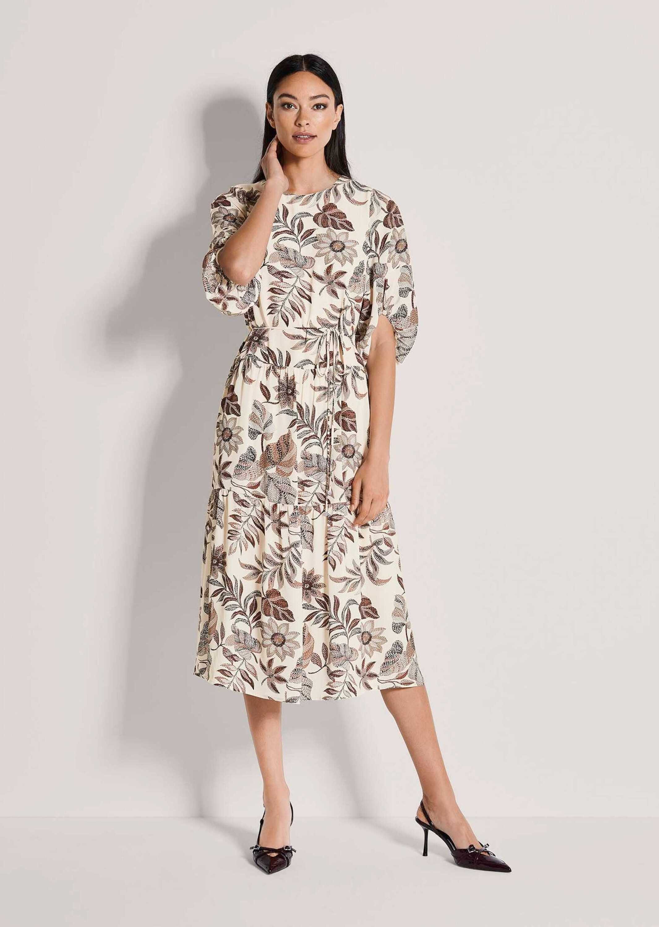 MADELEINE Maxikleid Viskosekleid mit floralem Design Sommerkleid mit Rundhals mit Schlitz, Bindeband, Knielänge und Halbarm