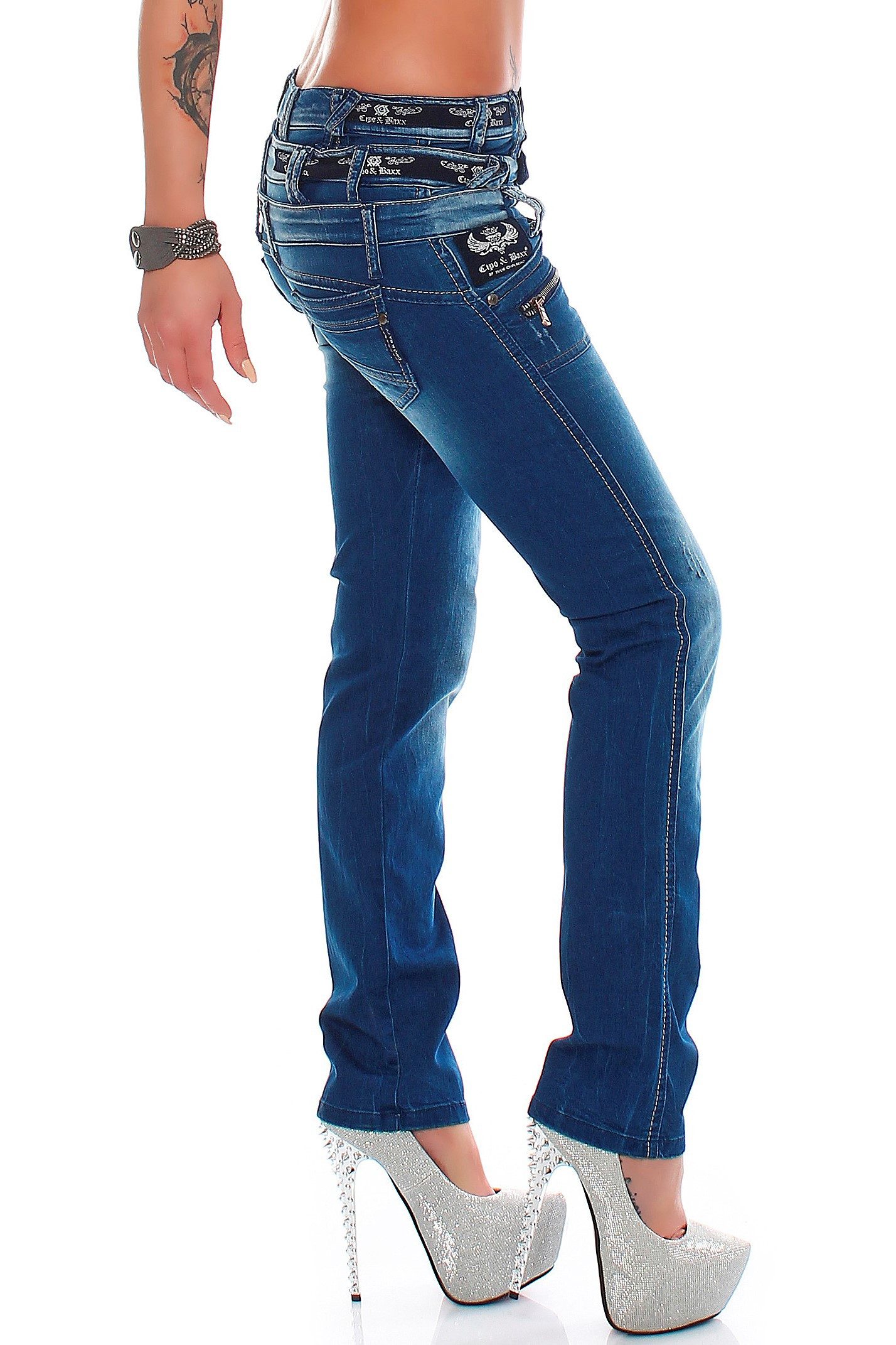 Cipo & Baxx Bikerjeans Damen straight fit Hose Stonewashed BA-CBW0282 mehrere Logos und aufgenähte Reißverschlüsse