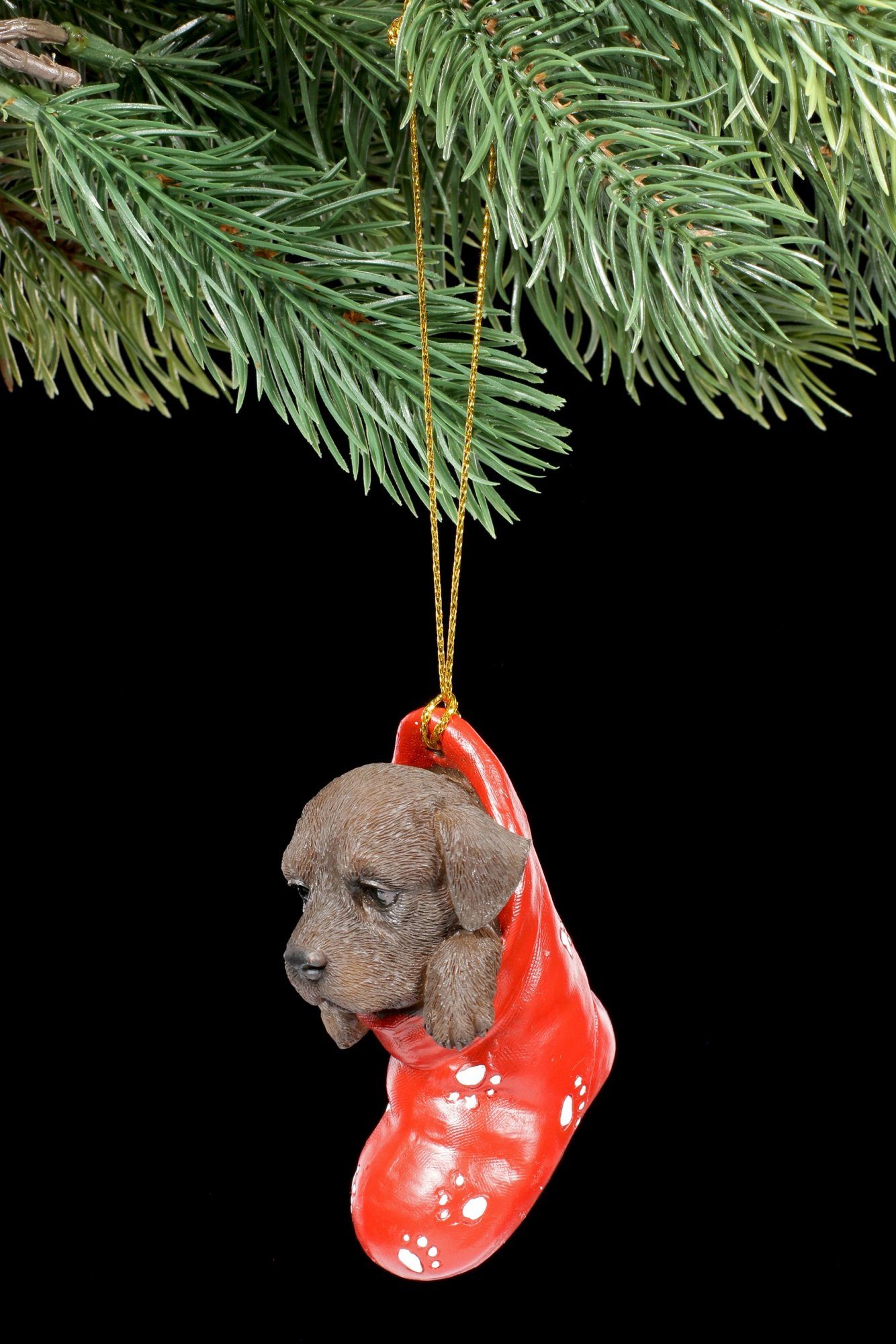 Figuren Shop GmbH Christbaumschmuck Christbaumschmuck Hund - Chocolate Labrador im Strumpf - Tier Deko Weihnachten (1-tlg)