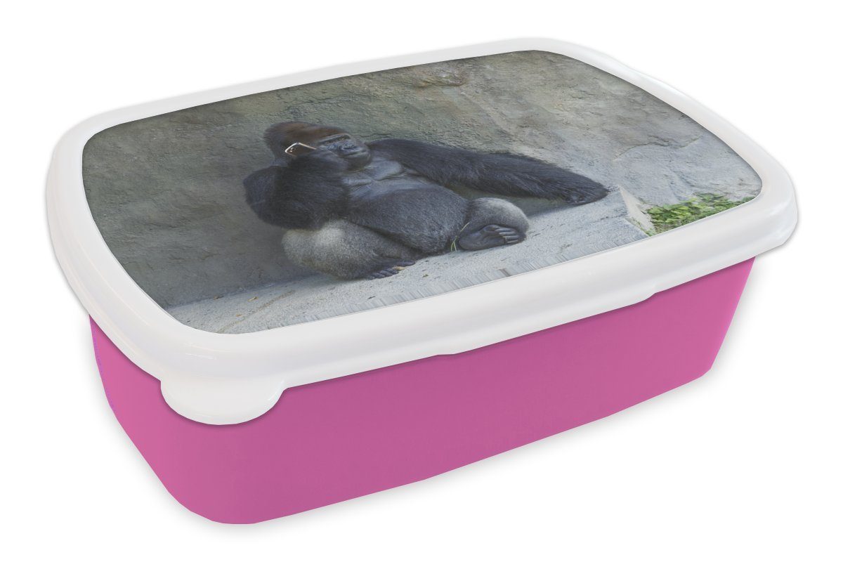 MuchoWow Lunchbox Ein riesiger Gorilla lehnt an einer Steinmauer, Kunststoff, (2-tlg), Brotbox für Erwachsene, Brotdose Kinder, Snackbox, Mädchen, Kunststoff rosa