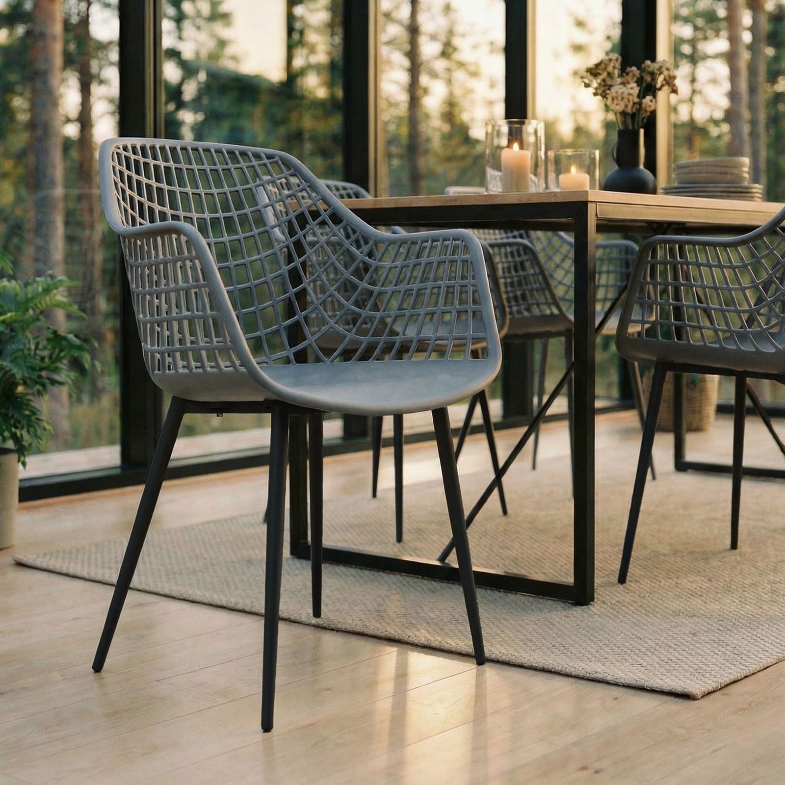 IDIMEX Gartenstuhl LUCIA (4 St), Schalenstuhl aus Kunststoff mit Armlehne, Metallbeine, Dunkelgrau