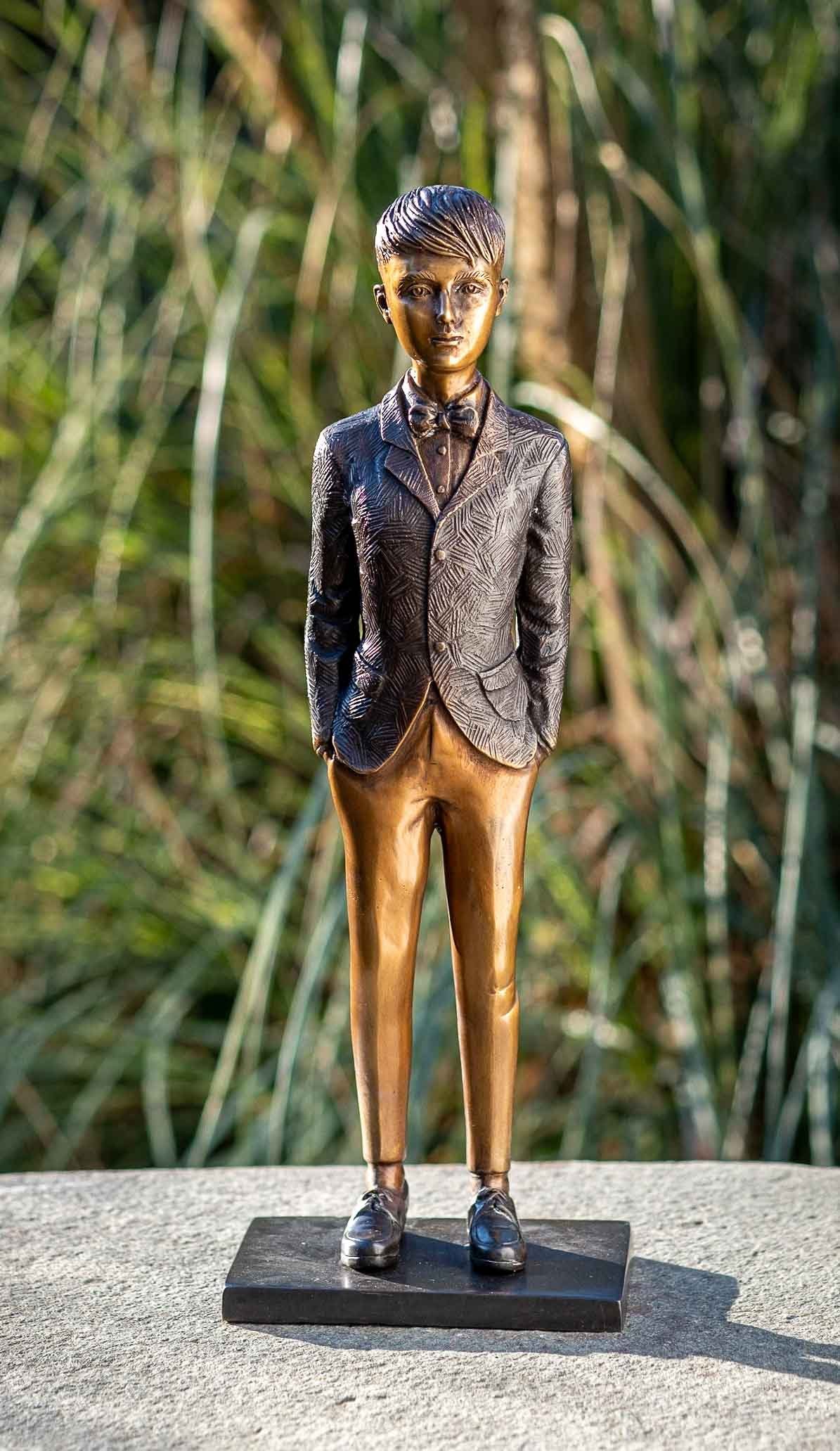 IDYL Gartenfigur IDYL Bronze-Skulptur Junge, Bronze – sehr robust – Langlebig – witterungsbeständig gegen Frost, Regen und UV-Strahlung. Die Modelle werden in Wachsausschmelzverfahren in Bronze gegossen und von Hand patiniert.