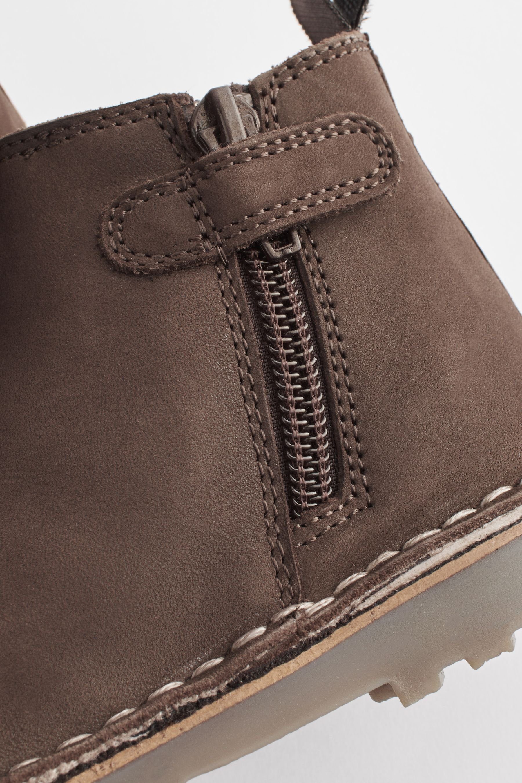 Chocolate Passform Chelseastiefel Warme (1-tlg) Weite aus Leder Next Brown - Stiefel