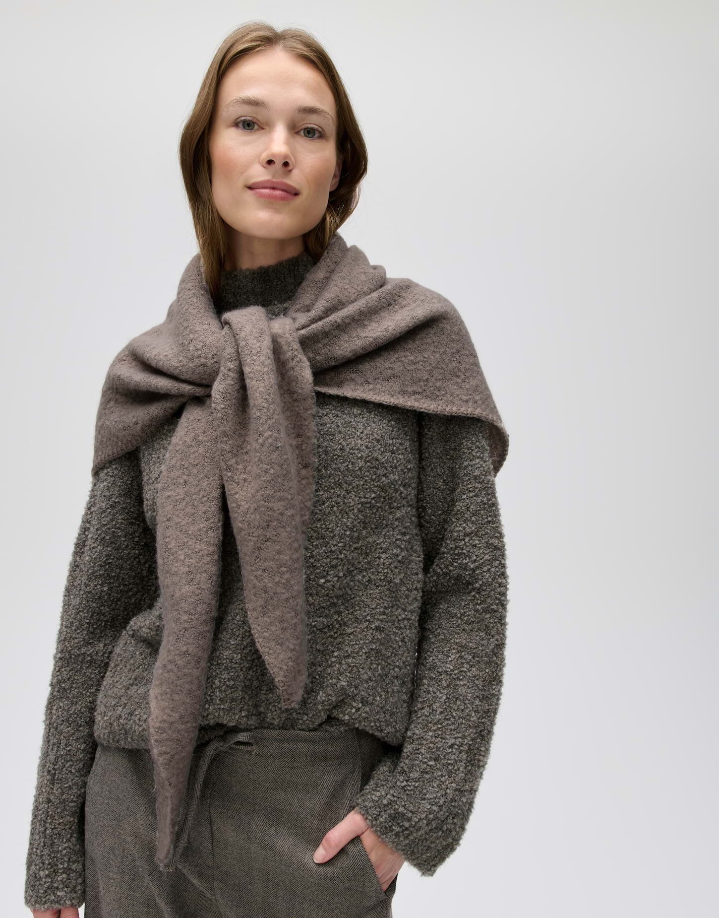 OPUS Strickschal Amadsi scarf aus Polyester, Großzügiges Dreieckstuch zum vielseitigen Drapieren im Alltag
