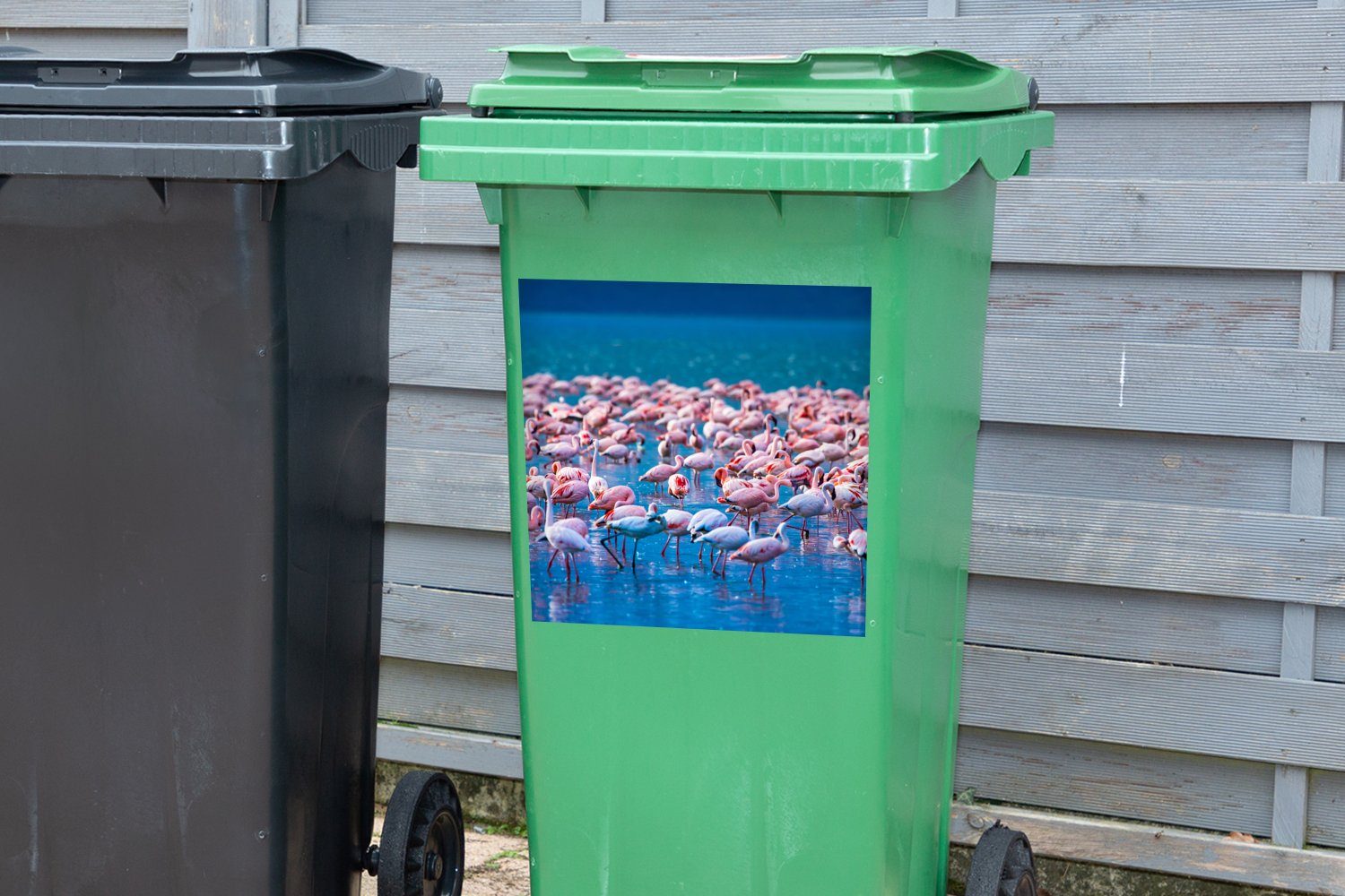 Wandsticker - - - Sticker, Rosa Flamingo Mülltonne, (1 St), Mülleimer-aufkleber, Container, Abfalbehälter Tropisch Wasser MuchoWow