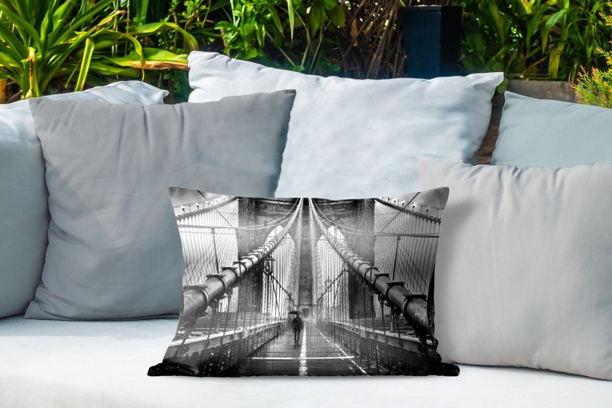 Outdoor-Dekorationskissen, während Polyester, Brooklyn Dekokissenbezug, des Regens Weiß, Bridge in und Dekokissen MuchoWow Schwarz Kissenhülle