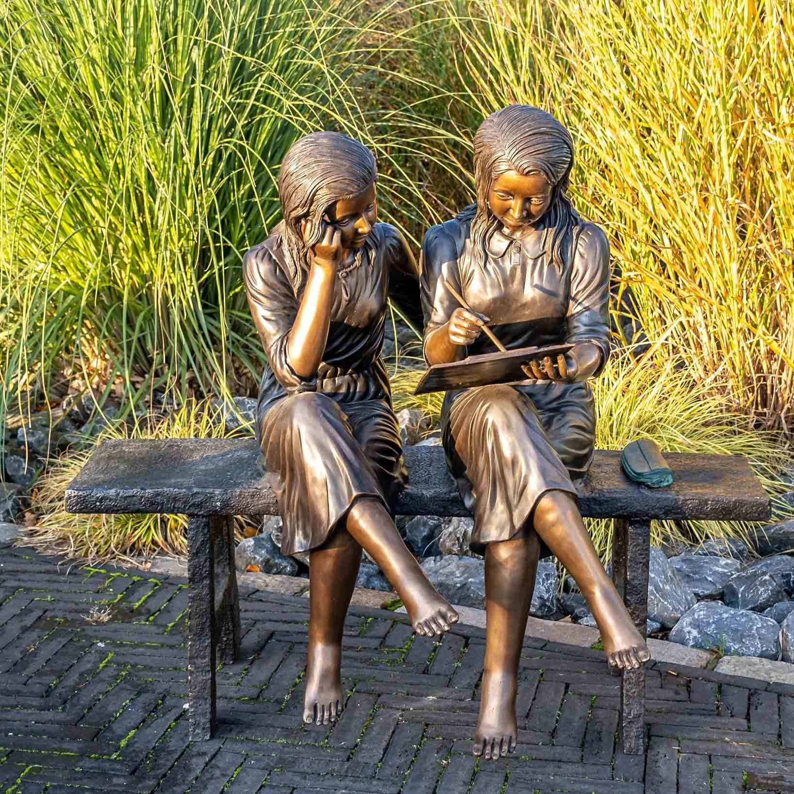 IDYL Gartenfigur Mädchen Zwei Bronze IDYL einer auf Bank, lesend Bronze-Skulptur