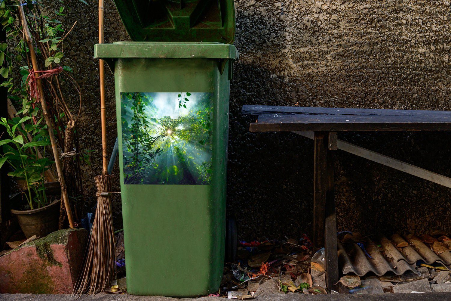 St), Wälder eines in Malaysia die Container, Sonne Mülltonne, MuchoWow Wandsticker Regenwaldes (1 durch Mülleimer-aufkleber, Abfalbehälter scheint Die Sticker,