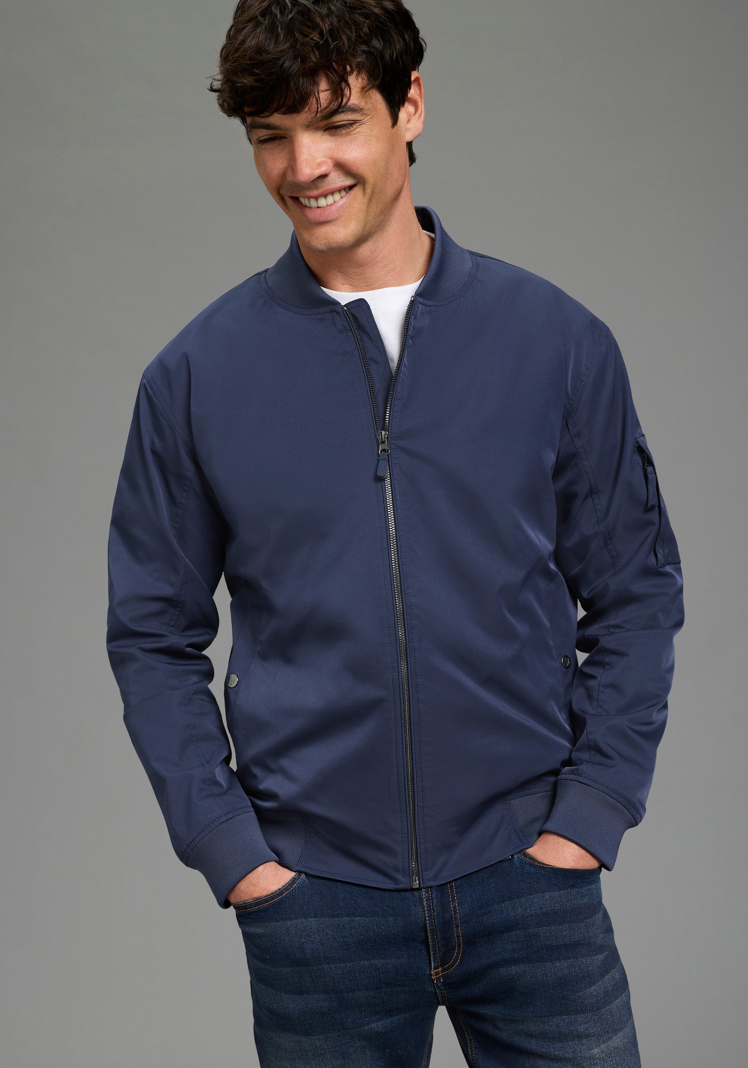Bruno Banani Bomberjacke Blouson mit Stehkragen, leichte Übergangsjacke. € 79,99, (€ 79,99 pro 1 Stk).