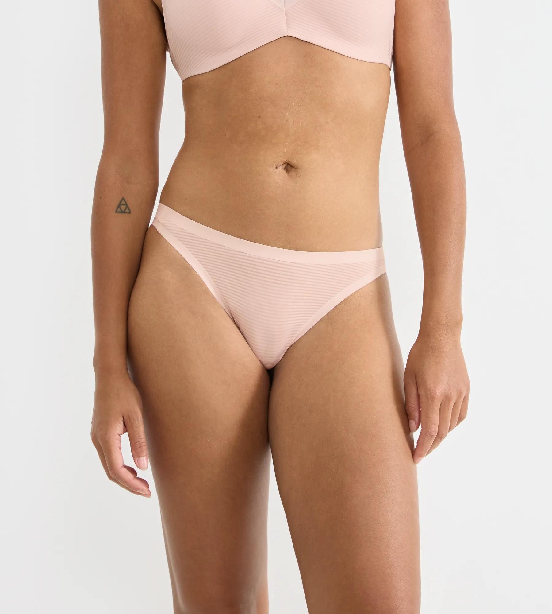 sloggi String ZERO Feel Air atmungskativ, semi-transparenter Look, feine Streifen