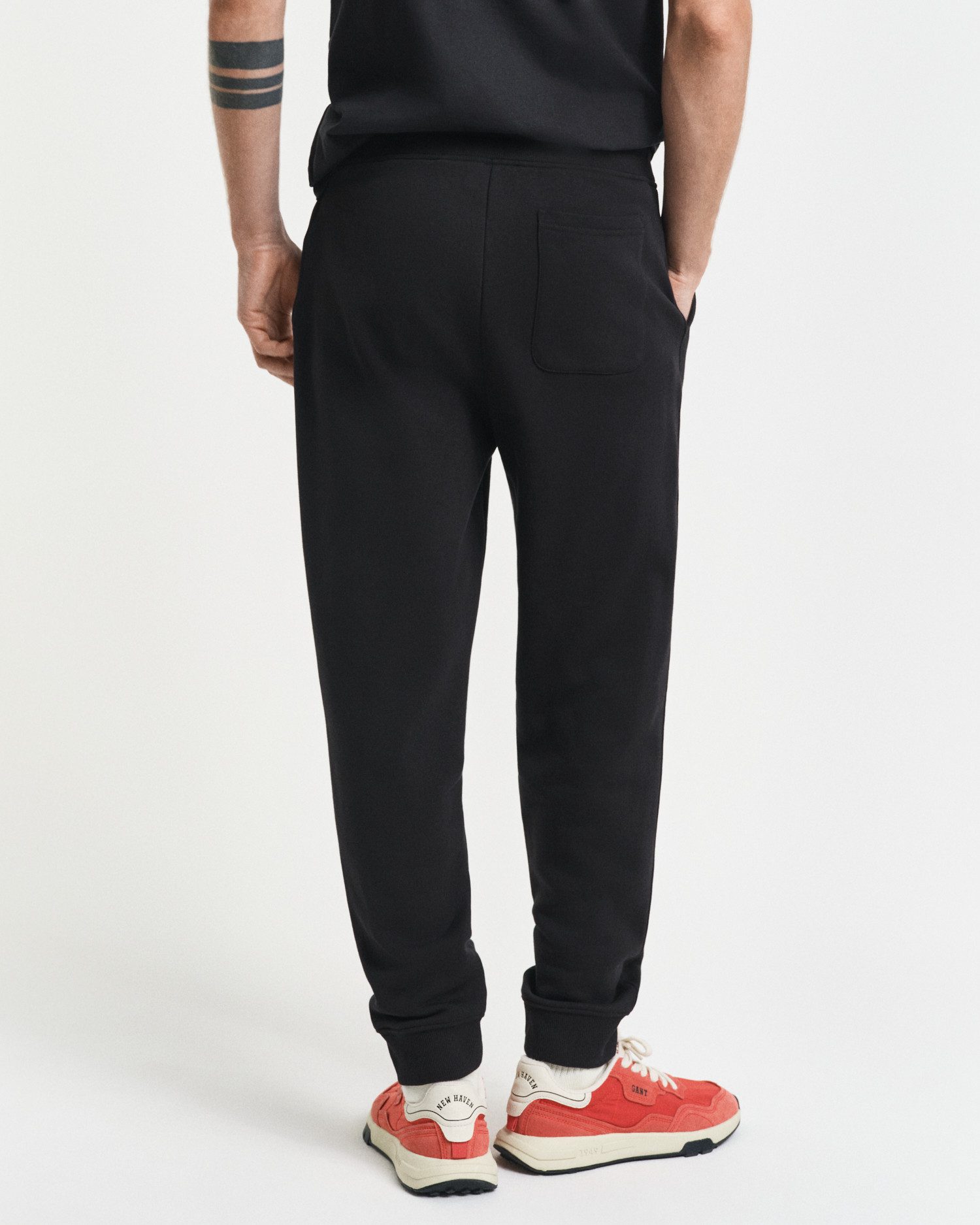 Gant Sweathose REG SHIELD SWEATPANTS mit Logostickerei unterhalb des Bunds