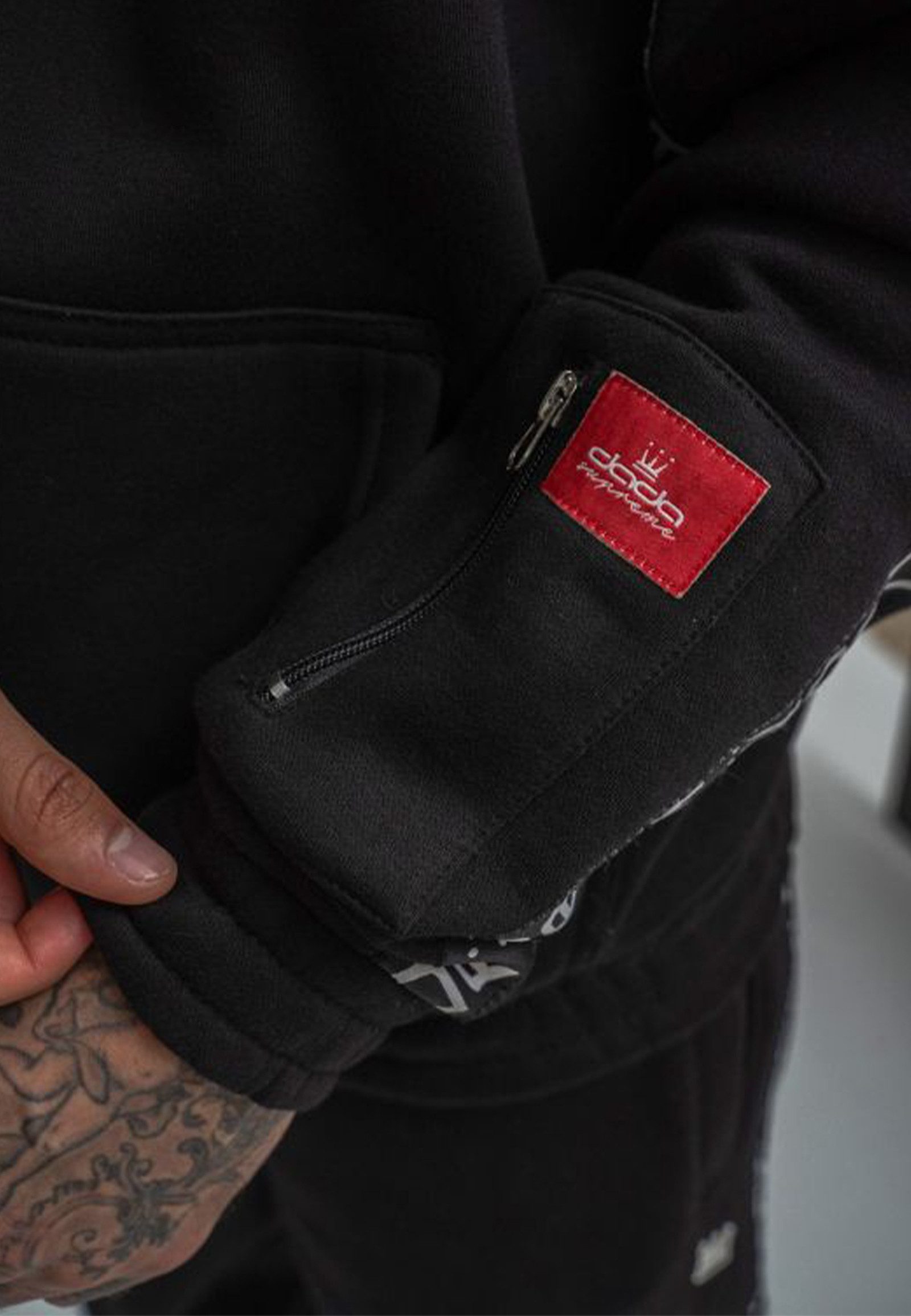 DADA Supreme Hoodie Mit praktischer Ärmeltasche mit Zipper (1-tlg) Frotee L günstig online kaufen