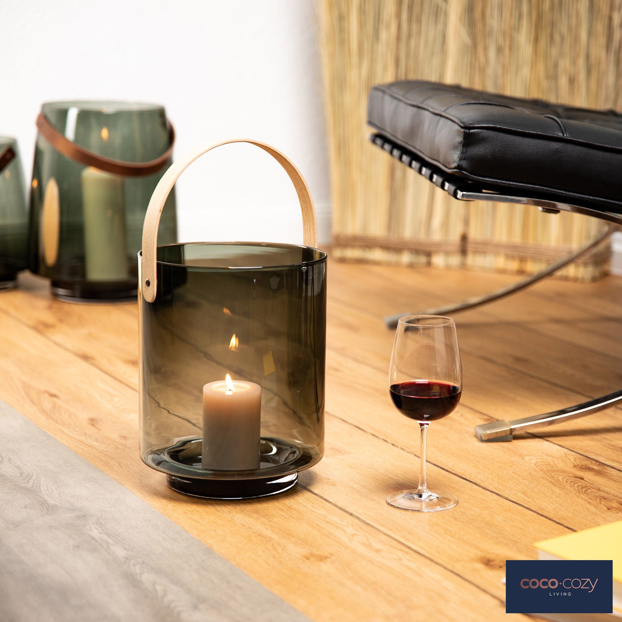 coco+cozy Bodenwindlicht Hamptons, Glas (Rauchglas), mundgeblasen,  Designobjekt, Henkel aus Holz | Kerzenhalter