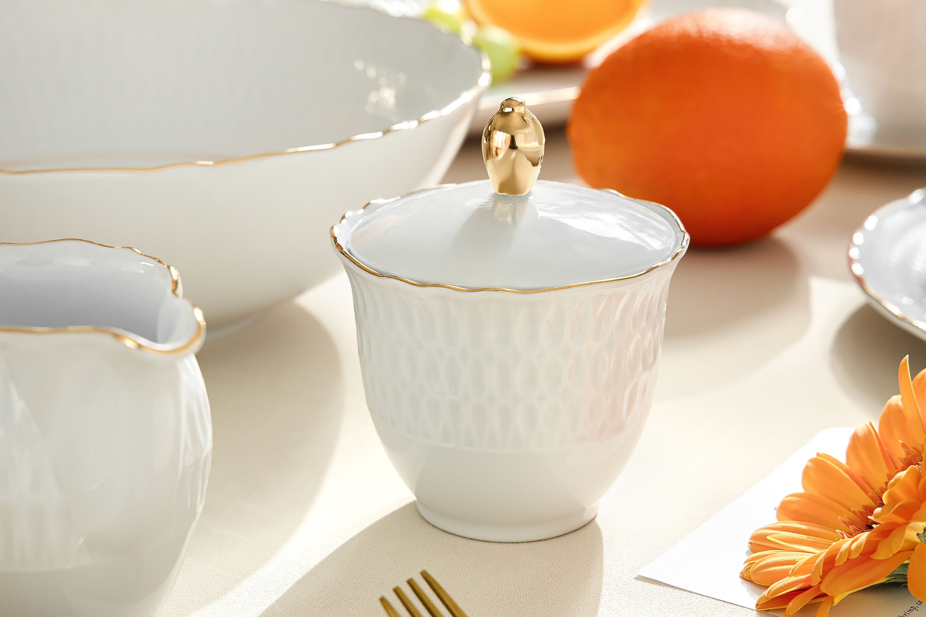 KONSIMO® Zuckerdose CMIELOW SOFIA Hochwertiges Premium-Porzellan, elegante Verzierung, Porzellan, mit Deckel, handgemalte Dekoration in echtem Gold