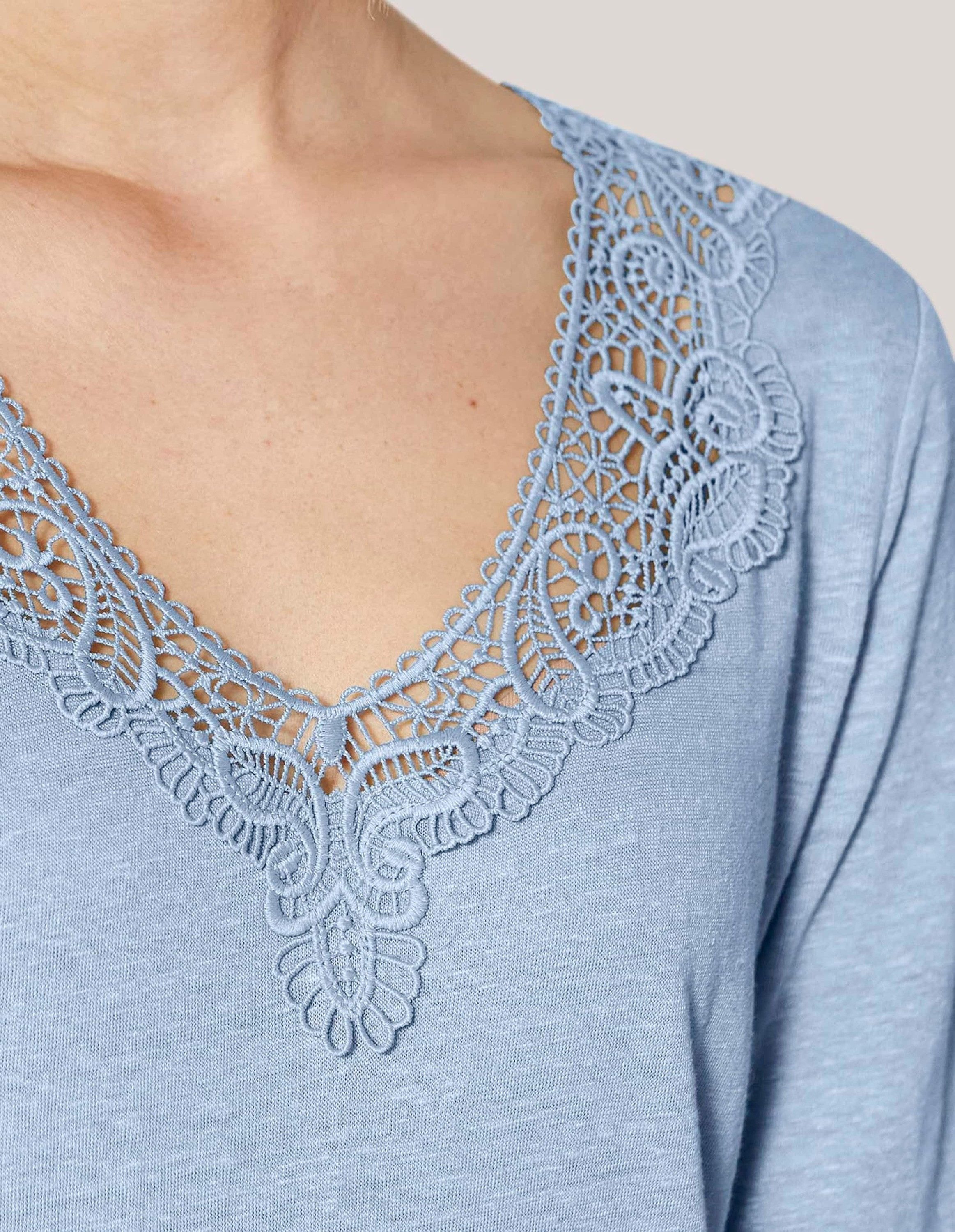 MADELEINE Kurzarmshirt Kurzarm Leinen-Shirt mit Spitzenbesatz Uni-Design mit dekorativem V-Ausschnitt vorne und hinten
