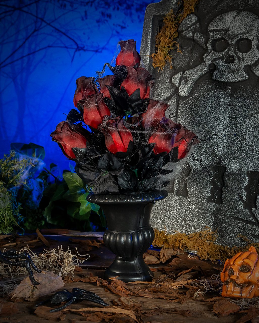 Horror-Shop Dekoobjekt Gothic Blumenvase mit verblühten Rosen & Spinnenne – Bild 4 von 4