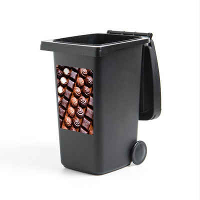 MuchoWow Wandsticker Bonbons in einer Reihe im Kakaopulver (1 St), Mülleimer-aufkleber, Mülltonne, Sticker, Container, Abfalbehälter