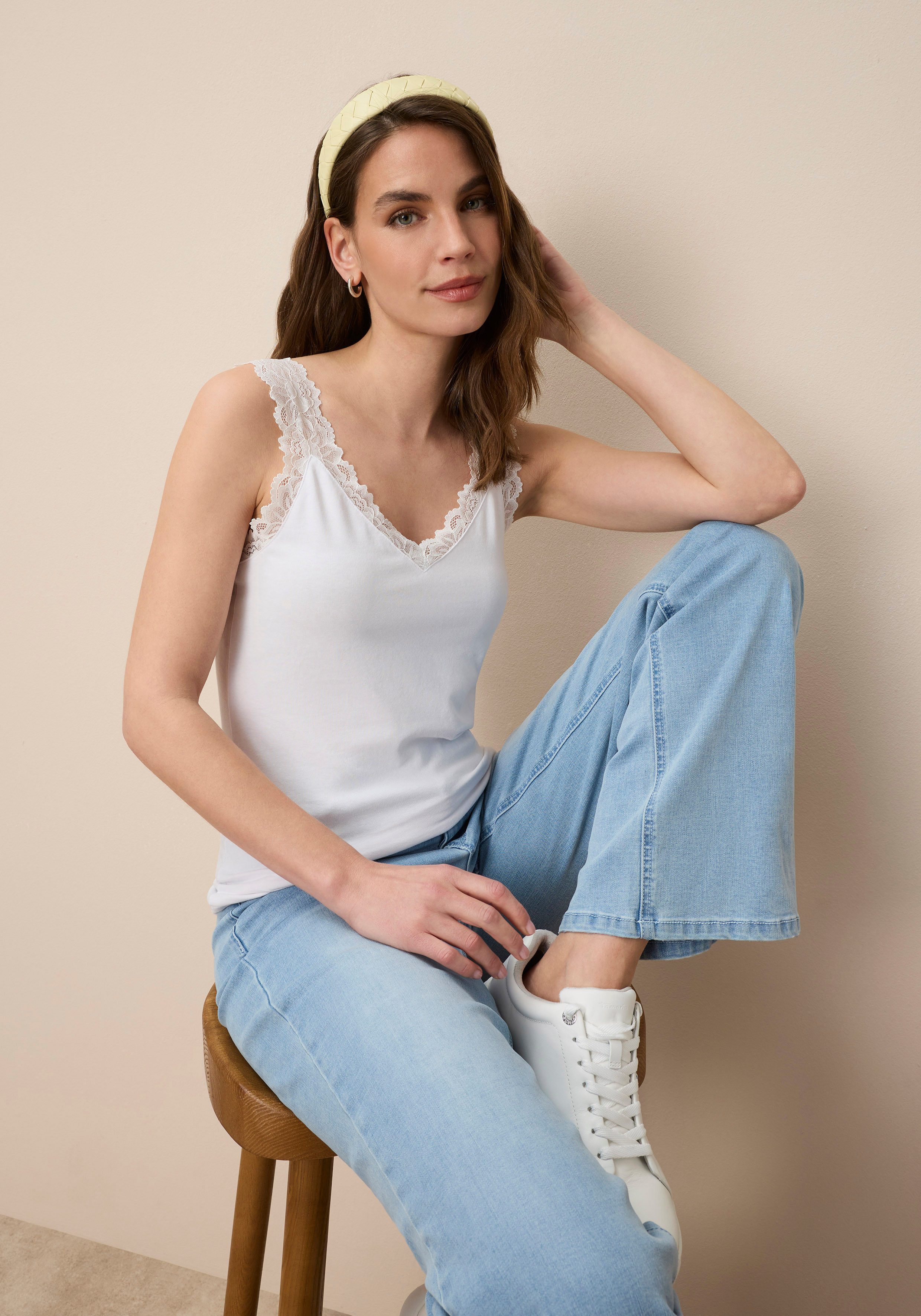 Tamaris Spitzentop mit femininen V-Ausschnitt, figurbetont