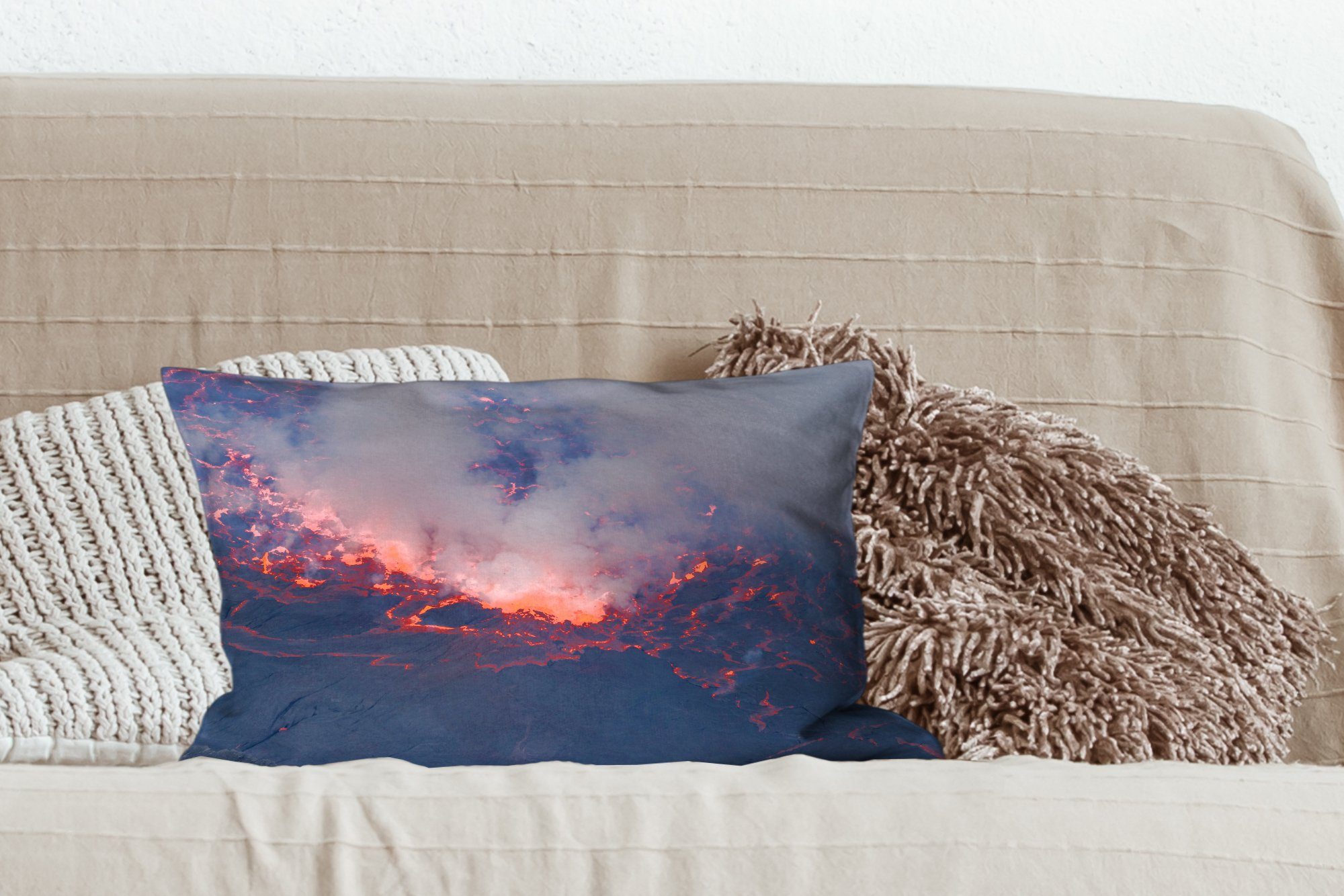 MuchoWow Füllung, Schlafzimmer in eines Zierkissen, Dekokissen Lavasees Luftaufnahme mit einem Dekokissen Wohzimmer Dekoration, Vulkan,