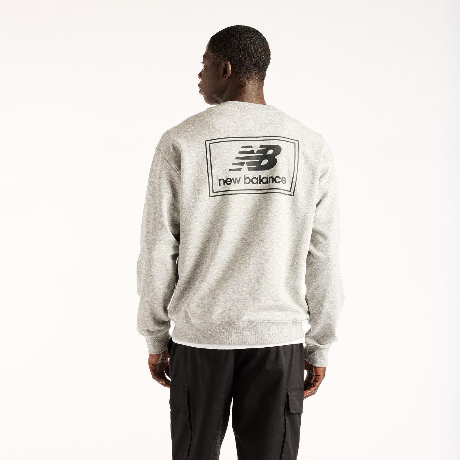 New Balance Sweatshirt WOVEN LABEL CREW klassischer Schnitt, mit Grafik-Print auf dem Rücken