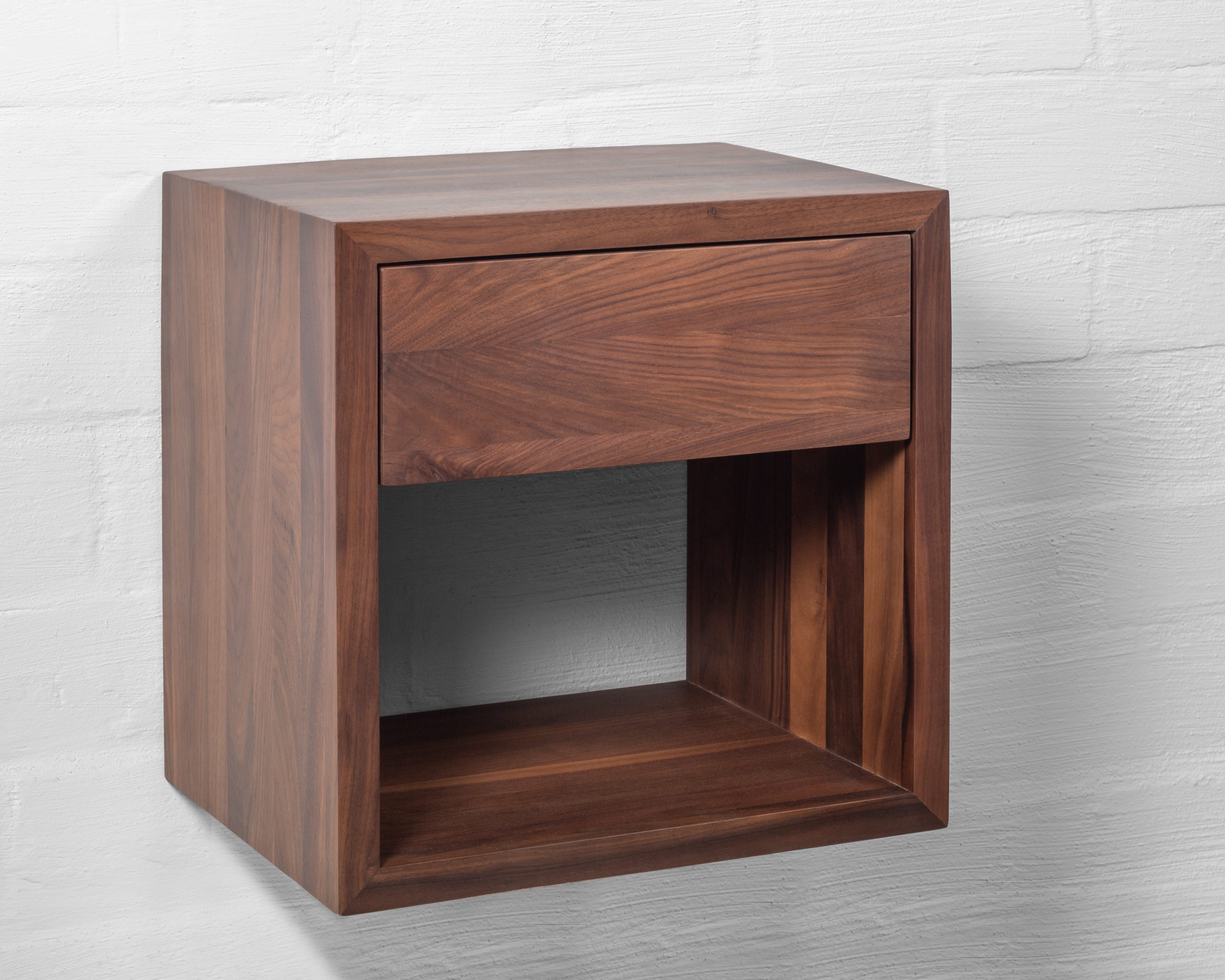 Woodek Design Nachttisch HUGO, schwebender Wandschrank im skandinavischem Design H39xB39xT30cm (Beistelltisch aus matt lackiertem Walnussholz, 1-St., elegantes Wandregal), Nachtkommode mit Schublade und Ablage