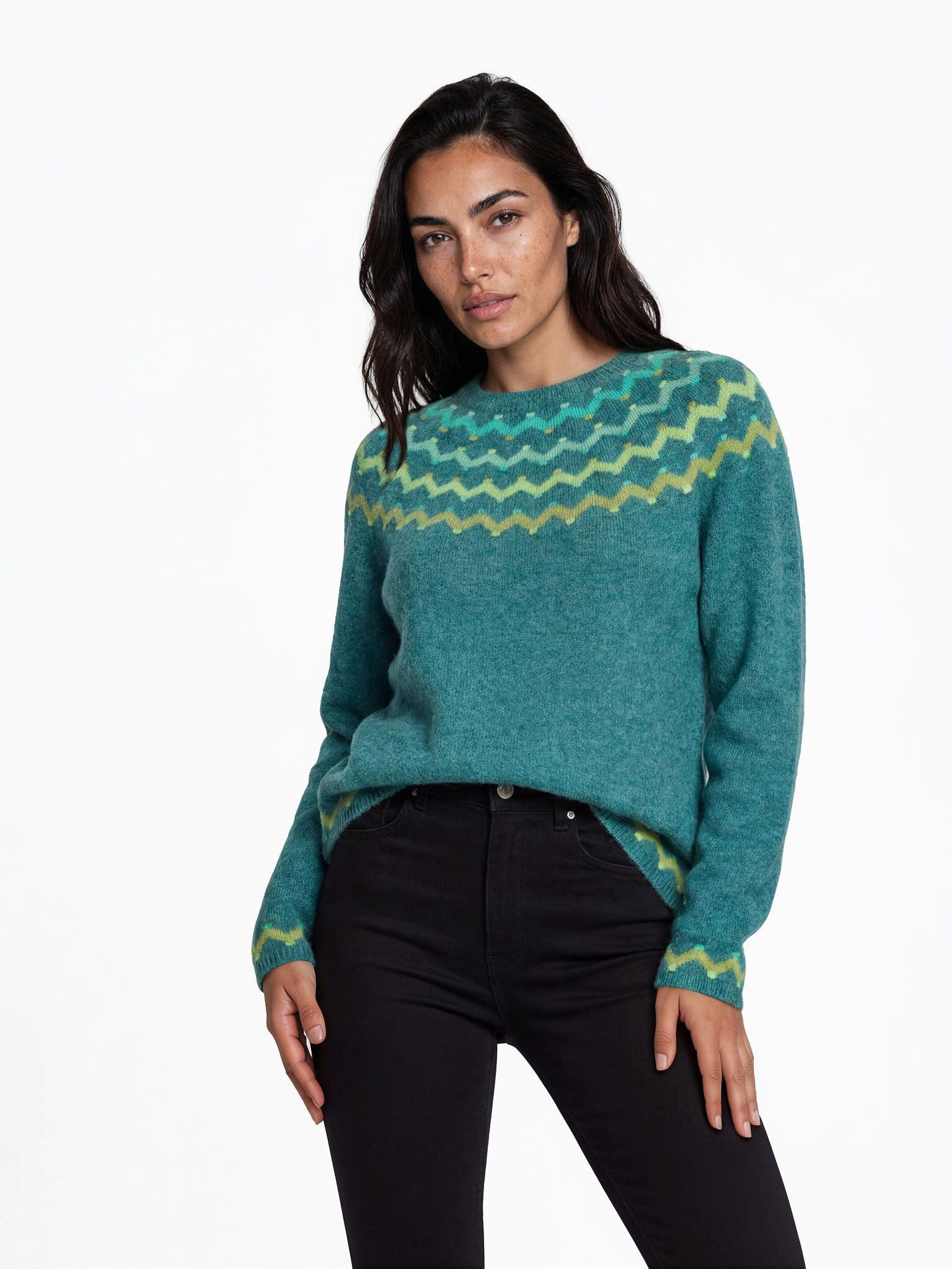 FRISTED Strickpullover Damen Rundhals Lammwolle Jacquard Relaxed Fit Langarm casual Feine Strickqualität mit Zickzack-Details und seitlichen Schlitzen
